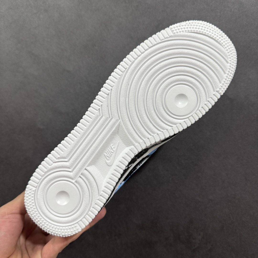 图片[9]-【定制版】手绘涂鸦“云浪逐梦”Nike Air Force 1 “Chasing Dream”空军一号定制板鞋 以“云浪逐梦”为名。浅蓝与白交融，似轻柔云浪翻涌，泼墨细节如浪尖碎光。侧身 “DREAM” 字样，是逐梦符号，每一抹色彩、每一处泼墨，都在诉说向着云端、向着理想奔赴的热忱，让脚步与梦想同频，踏浪而行，逐梦不止 货号：CW2288-101 尺码：36 36.5 37.5 38 38.5 39 40 40.5 41 42 42.5 43 44 44.5 45 编码：HXSA310320-选品中心