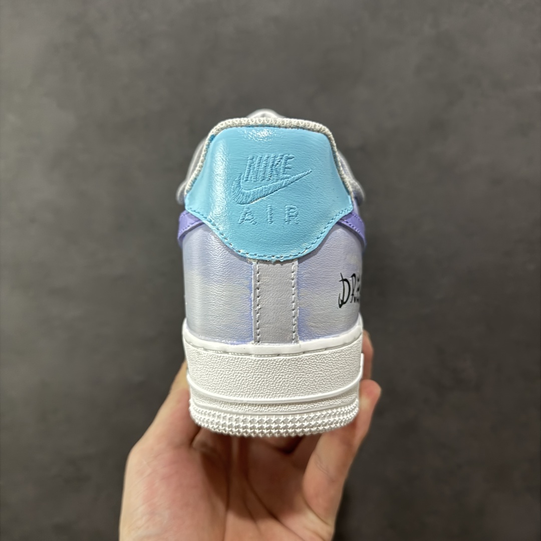 图片[4]-【定制版】手绘涂鸦“云浪逐梦”Nike Air Force 1 “Chasing Dream”空军一号定制板鞋 以“云浪逐梦”为名。浅蓝与白交融，似轻柔云浪翻涌，泼墨细节如浪尖碎光。侧身 “DREAM” 字样，是逐梦符号，每一抹色彩、每一处泼墨，都在诉说向着云端、向着理想奔赴的热忱，让脚步与梦想同频，踏浪而行，逐梦不止 货号：CW2288-101 尺码：36 36.5 37.5 38 38.5 39 40 40.5 41 42 42.5 43 44 44.5 45 编码：HXSA310320-选品中心