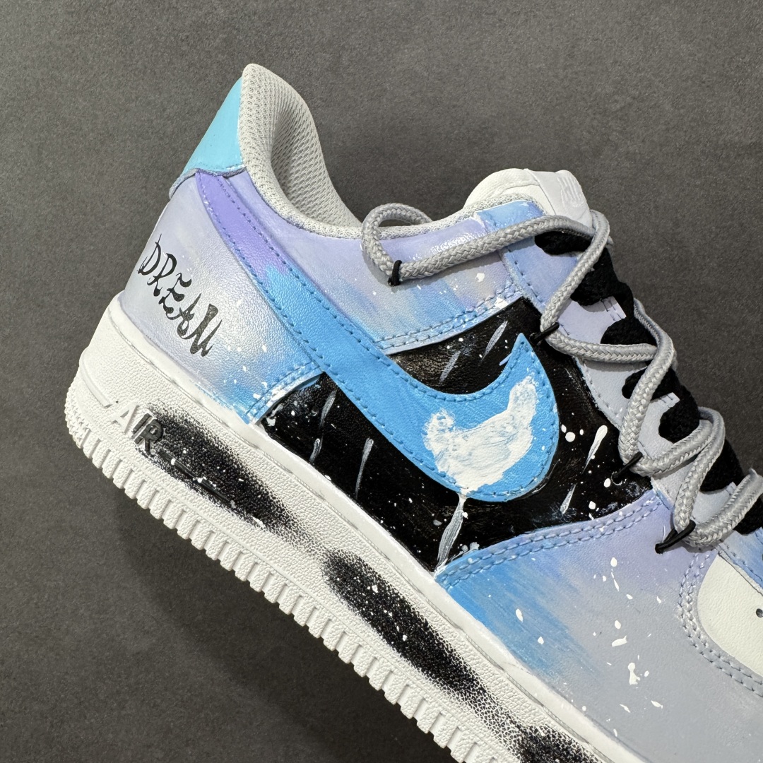 图片[6]-【定制版】手绘涂鸦“云浪逐梦”Nike Air Force 1 “Chasing Dream”空军一号定制板鞋 以“云浪逐梦”为名。浅蓝与白交融，似轻柔云浪翻涌，泼墨细节如浪尖碎光。侧身 “DREAM” 字样，是逐梦符号，每一抹色彩、每一处泼墨，都在诉说向着云端、向着理想奔赴的热忱，让脚步与梦想同频，踏浪而行，逐梦不止 货号：CW2288-101 尺码：36 36.5 37.5 38 38.5 39 40 40.5 41 42 42.5 43 44 44.5 45 编码：HXSA310320-选品中心