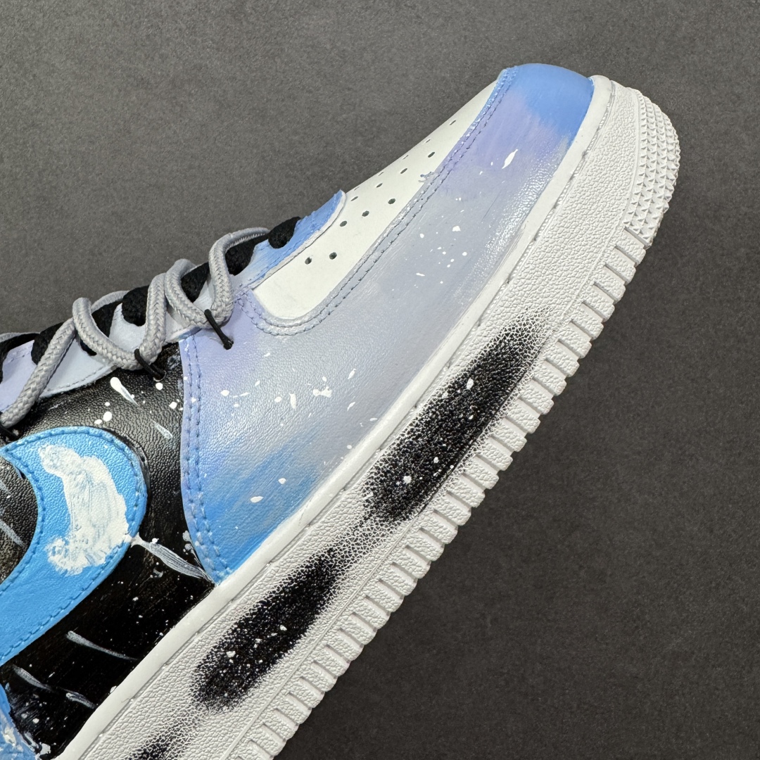 图片[5]-【定制版】手绘涂鸦“云浪逐梦”Nike Air Force 1 “Chasing Dream”空军一号定制板鞋 以“云浪逐梦”为名。浅蓝与白交融，似轻柔云浪翻涌，泼墨细节如浪尖碎光。侧身 “DREAM” 字样，是逐梦符号，每一抹色彩、每一处泼墨，都在诉说向着云端、向着理想奔赴的热忱，让脚步与梦想同频，踏浪而行，逐梦不止 货号：CW2288-101 尺码：36 36.5 37.5 38 38.5 39 40 40.5 41 42 42.5 43 44 44.5 45 编码：HXSA310320-选品中心