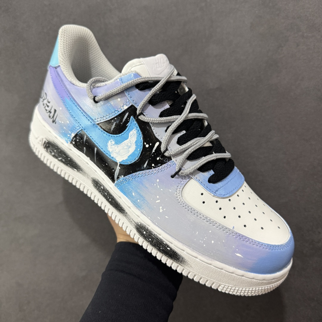 图片[3]-【定制版】手绘涂鸦“云浪逐梦”Nike Air Force 1 “Chasing Dream”空军一号定制板鞋 以“云浪逐梦”为名。浅蓝与白交融，似轻柔云浪翻涌，泼墨细节如浪尖碎光。侧身 “DREAM” 字样，是逐梦符号，每一抹色彩、每一处泼墨，都在诉说向着云端、向着理想奔赴的热忱，让脚步与梦想同频，踏浪而行，逐梦不止 货号：CW2288-101 尺码：36 36.5 37.5 38 38.5 39 40 40.5 41 42 42.5 43 44 44.5 45 编码：HXSA310320-选品中心