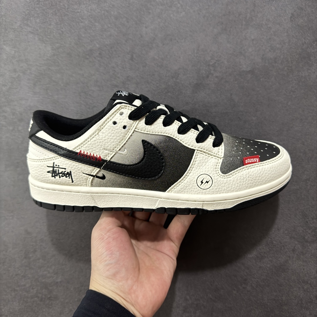 【定制版】Nike SB Dunk Low 斯图西联名 闪电渐变米黑 周年高端定制 低帮休闲板鞋 #定制鞋盒 大厂纯原品质出货 超高清洁度 皮料切割干净无任何毛边 细节完美 货号:QW5836-020 尺码:36 36.5 37.5 38 38.5 39 40 40.5 41 42 42.5 43 44 44.5 45-选品中心