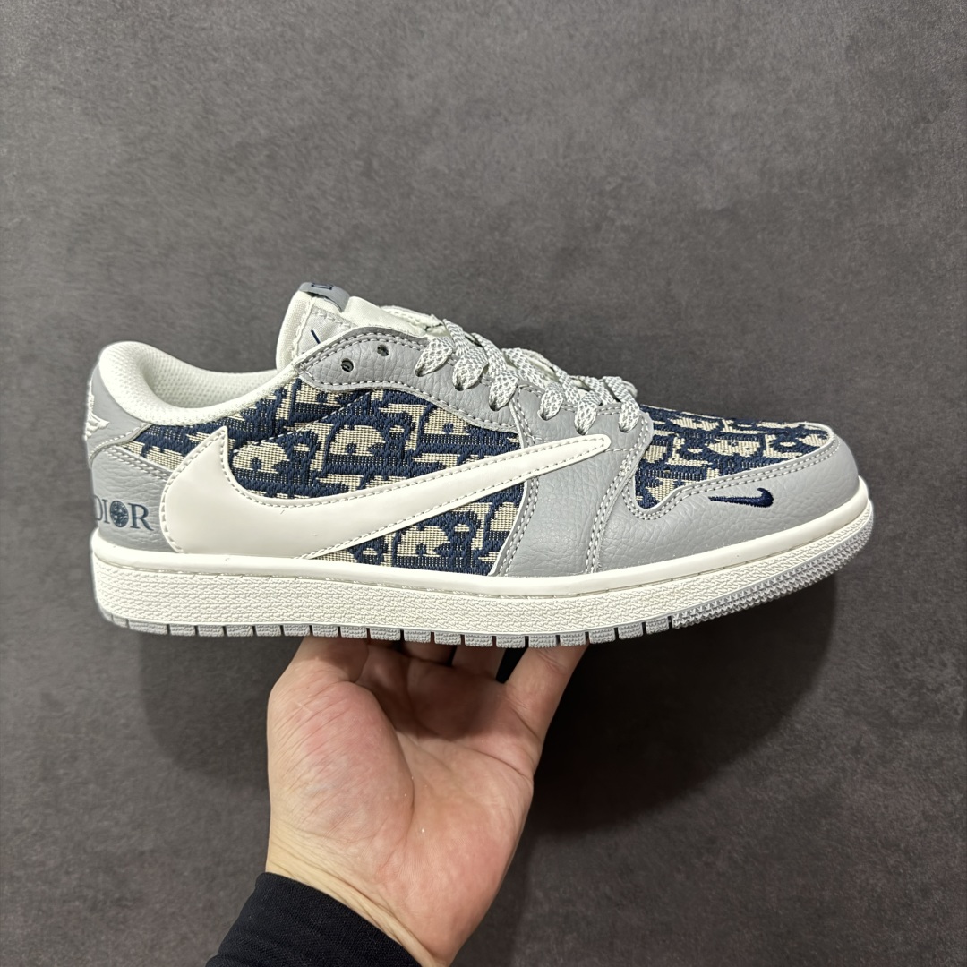 【定制版】Travis Scott x Fragment Design x Air Jordan 1 Low OG SP AJ1 乔1 迪奥联名 经典灰花纹 低帮文化休闲板鞋 DZ5899-004  #多方联名合作融合了Travis Scott 独特的音乐风格，藤原浩个性的设计风格以及Jordan品牌的经典元素 使其成为一双具有独特身份和价值的鞋子 清新而立体的外观加上联名标识更突出了其独特身份 这种配色方案显示出活力和时尚感 在视觉上引人注目 鞋身的质感和细腻的细节处理使其显得高端而格调十足 这款“倒钩”联名是设计与创意完美结合 融合多方的个性风格是一款备受瞩目的潮流鞋款  尺码：36 36.5 37.5 38 38.5 39 40 40.5 41 42 42.5 43 44 44.5 45 编码：HXSB330340-选品中心