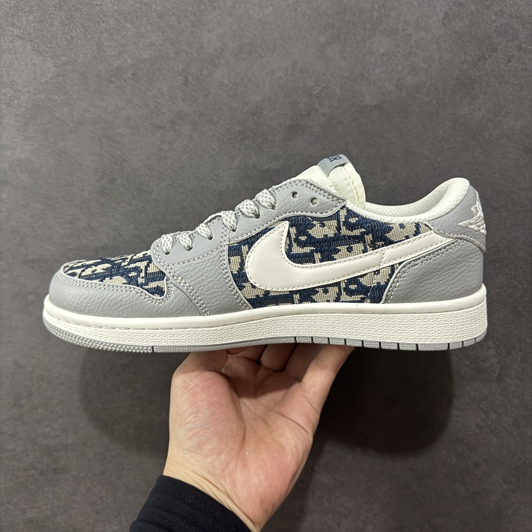 图片[2]-【定制版】Travis Scott x Fragment Design x Air Jordan 1 Low OG SP AJ1 乔1 迪奥联名 经典灰花纹 低帮文化休闲板鞋 DZ5899-004  #多方联名合作融合了Travis Scott 独特的音乐风格，藤原浩个性的设计风格以及Jordan品牌的经典元素 使其成为一双具有独特身份和价值的鞋子 清新而立体的外观加上联名标识更突出了其独特身份 这种配色方案显示出活力和时尚感 在视觉上引人注目 鞋身的质感和细腻的细节处理使其显得高端而格调十足 这款“倒钩”联名是设计与创意完美结合 融合多方的个性风格是一款备受瞩目的潮流鞋款  尺码：36 36.5 37.5 38 38.5 39 40 40.5 41 42 42.5 43 44 44.5 45 编码：HXSB330340-选品中心