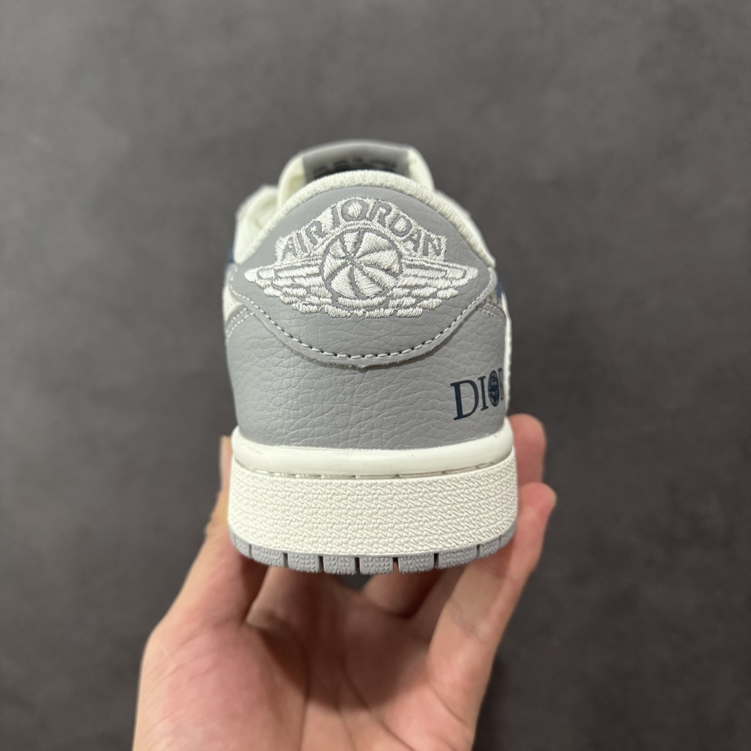 图片[4]-【定制版】Travis Scott x Fragment Design x Air Jordan 1 Low OG SP AJ1 乔1 迪奥联名 经典灰花纹 低帮文化休闲板鞋 DZ5899-004  #多方联名合作融合了Travis Scott 独特的音乐风格，藤原浩个性的设计风格以及Jordan品牌的经典元素 使其成为一双具有独特身份和价值的鞋子 清新而立体的外观加上联名标识更突出了其独特身份 这种配色方案显示出活力和时尚感 在视觉上引人注目 鞋身的质感和细腻的细节处理使其显得高端而格调十足 这款“倒钩”联名是设计与创意完美结合 融合多方的个性风格是一款备受瞩目的潮流鞋款  尺码：36 36.5 37.5 38 38.5 39 40 40.5 41 42 42.5 43 44 44.5 45 编码：HXSB330340-选品中心