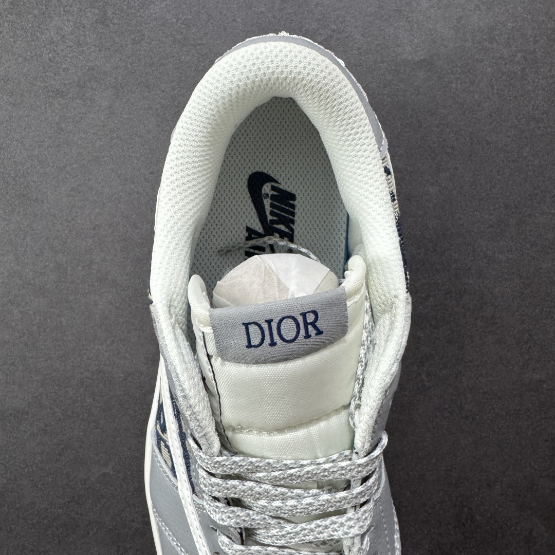 图片[7]-【定制版】Travis Scott x Fragment Design x Air Jordan 1 Low OG SP AJ1 乔1 迪奥联名 经典灰花纹 低帮文化休闲板鞋 DZ5899-004  #多方联名合作融合了Travis Scott 独特的音乐风格，藤原浩个性的设计风格以及Jordan品牌的经典元素 使其成为一双具有独特身份和价值的鞋子 清新而立体的外观加上联名标识更突出了其独特身份 这种配色方案显示出活力和时尚感 在视觉上引人注目 鞋身的质感和细腻的细节处理使其显得高端而格调十足 这款“倒钩”联名是设计与创意完美结合 融合多方的个性风格是一款备受瞩目的潮流鞋款  尺码：36 36.5 37.5 38 38.5 39 40 40.5 41 42 42.5 43 44 44.5 45 编码：HXSB330340-选品中心