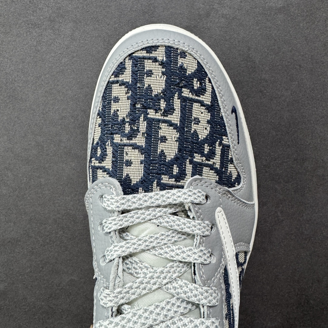 图片[8]-【定制版】Travis Scott x Fragment Design x Air Jordan 1 Low OG SP AJ1 乔1 迪奥联名 经典灰花纹 低帮文化休闲板鞋 DZ5899-004  #多方联名合作融合了Travis Scott 独特的音乐风格，藤原浩个性的设计风格以及Jordan品牌的经典元素 使其成为一双具有独特身份和价值的鞋子 清新而立体的外观加上联名标识更突出了其独特身份 这种配色方案显示出活力和时尚感 在视觉上引人注目 鞋身的质感和细腻的细节处理使其显得高端而格调十足 这款“倒钩”联名是设计与创意完美结合 融合多方的个性风格是一款备受瞩目的潮流鞋款  尺码：36 36.5 37.5 38 38.5 39 40 40.5 41 42 42.5 43 44 44.5 45 编码：HXSB330340-选品中心