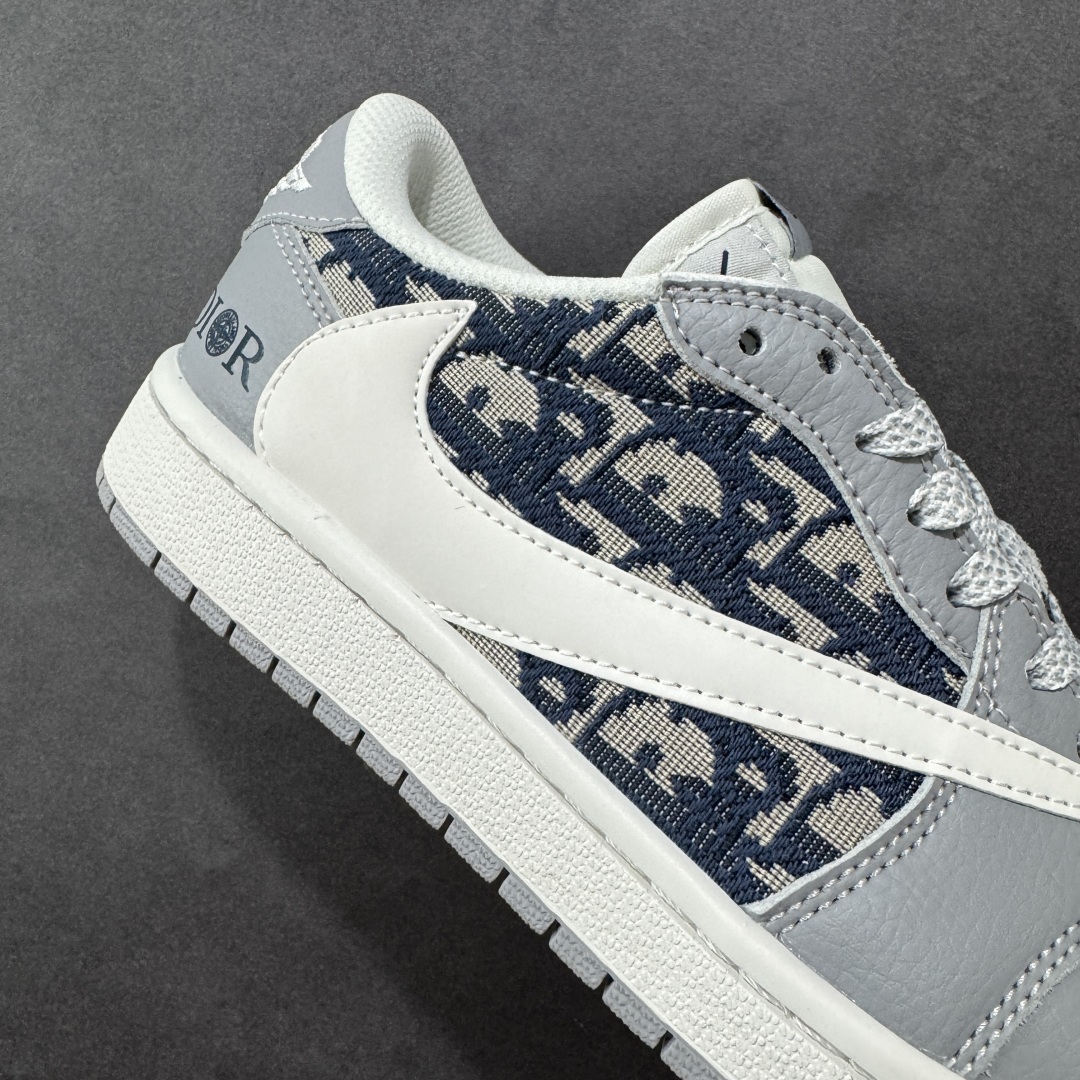 图片[6]-【定制版】Travis Scott x Fragment Design x Air Jordan 1 Low OG SP AJ1 乔1 迪奥联名 经典灰花纹 低帮文化休闲板鞋 DZ5899-004  #多方联名合作融合了Travis Scott 独特的音乐风格，藤原浩个性的设计风格以及Jordan品牌的经典元素 使其成为一双具有独特身份和价值的鞋子 清新而立体的外观加上联名标识更突出了其独特身份 这种配色方案显示出活力和时尚感 在视觉上引人注目 鞋身的质感和细腻的细节处理使其显得高端而格调十足 这款“倒钩”联名是设计与创意完美结合 融合多方的个性风格是一款备受瞩目的潮流鞋款  尺码：36 36.5 37.5 38 38.5 39 40 40.5 41 42 42.5 43 44 44.5 45 编码：HXSB330340-选品中心