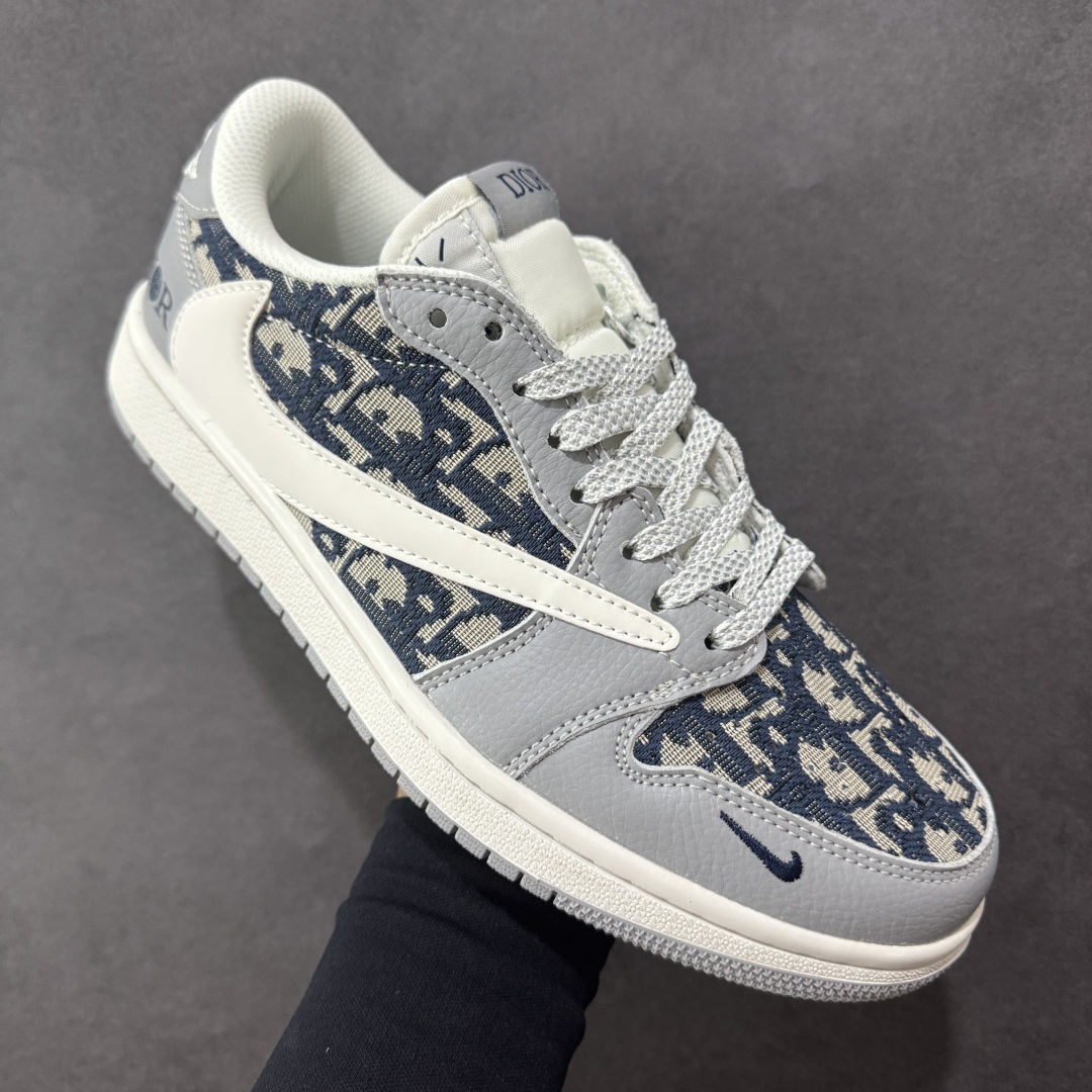 图片[3]-【定制版】Travis Scott x Fragment Design x Air Jordan 1 Low OG SP AJ1 乔1 迪奥联名 经典灰花纹 低帮文化休闲板鞋 DZ5899-004  #多方联名合作融合了Travis Scott 独特的音乐风格，藤原浩个性的设计风格以及Jordan品牌的经典元素 使其成为一双具有独特身份和价值的鞋子 清新而立体的外观加上联名标识更突出了其独特身份 这种配色方案显示出活力和时尚感 在视觉上引人注目 鞋身的质感和细腻的细节处理使其显得高端而格调十足 这款“倒钩”联名是设计与创意完美结合 融合多方的个性风格是一款备受瞩目的潮流鞋款  尺码：36 36.5 37.5 38 38.5 39 40 40.5 41 42 42.5 43 44 44.5 45 编码：HXSB330340-选品中心