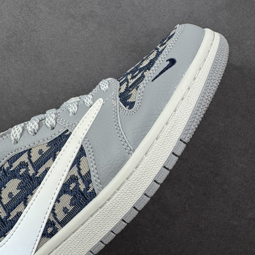 图片[5]-【定制版】Travis Scott x Fragment Design x Air Jordan 1 Low OG SP AJ1 乔1 迪奥联名 经典灰花纹 低帮文化休闲板鞋 DZ5899-004  #多方联名合作融合了Travis Scott 独特的音乐风格，藤原浩个性的设计风格以及Jordan品牌的经典元素 使其成为一双具有独特身份和价值的鞋子 清新而立体的外观加上联名标识更突出了其独特身份 这种配色方案显示出活力和时尚感 在视觉上引人注目 鞋身的质感和细腻的细节处理使其显得高端而格调十足 这款“倒钩”联名是设计与创意完美结合 融合多方的个性风格是一款备受瞩目的潮流鞋款  尺码：36 36.5 37.5 38 38.5 39 40 40.5 41 42 42.5 43 44 44.5 45 编码：HXSB330340-选品中心