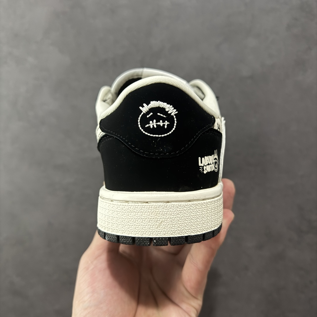 图片[4]-【定制版】Travis Scott x Fragment Design x Air Jordan 1 Low OG SP AJ1 F乔1 LV联名 花饰 低帮文化休闲板鞋 LD2028-056  #多方联名合作融合了Travis Scott 独特的音乐风格，藤原浩个性的设计风格以及Jordan品牌的经典元素 使其成为一双具有独特身份和价值的鞋子 清新而立体的外观加上联名标识更突出了其独特身份 这种配色方案显示出活力和时尚感 在视觉上引人注目 鞋身的质感和细腻的细节处理使其显得高端而格调十足 这款“倒钩”联名是设计与创意完美结合 融合多方的个性风格是一款备受瞩目的潮流鞋款  尺码：36 36.5 37.5 38 38.5 39 40 40.5 41 42 42.5 43 44 44.5 45 编码：HXSB310320-选品中心