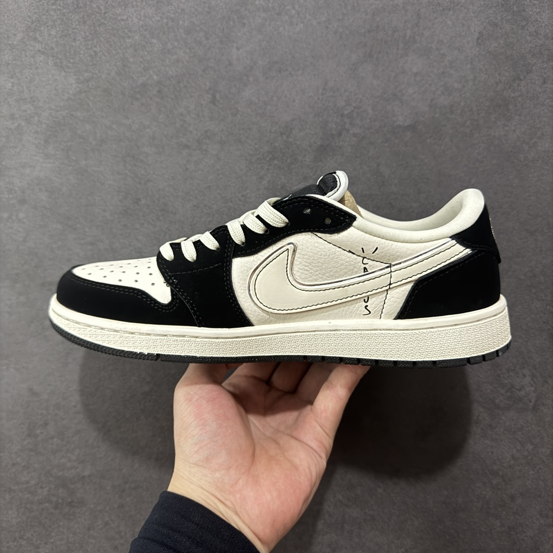 图片[2]-【定制版】Travis Scott x Fragment Design x Air Jordan 1 Low OG SP AJ1 F乔1 LV联名 花饰 低帮文化休闲板鞋 LD2028-056  #多方联名合作融合了Travis Scott 独特的音乐风格，藤原浩个性的设计风格以及Jordan品牌的经典元素 使其成为一双具有独特身份和价值的鞋子 清新而立体的外观加上联名标识更突出了其独特身份 这种配色方案显示出活力和时尚感 在视觉上引人注目 鞋身的质感和细腻的细节处理使其显得高端而格调十足 这款“倒钩”联名是设计与创意完美结合 融合多方的个性风格是一款备受瞩目的潮流鞋款  尺码：36 36.5 37.5 38 38.5 39 40 40.5 41 42 42.5 43 44 44.5 45 编码：HXSB310320-选品中心