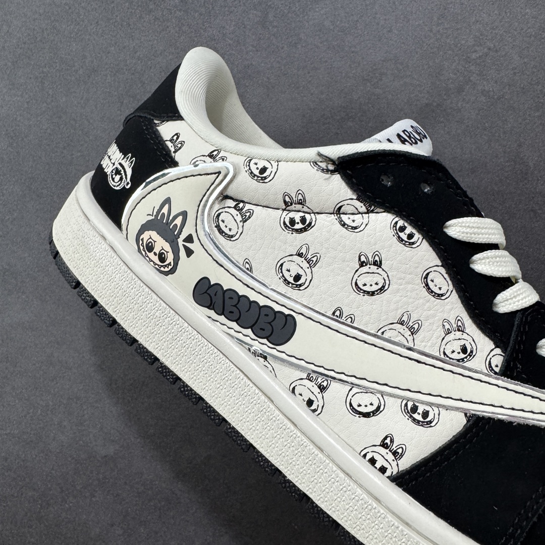 图片[6]-【定制版】Travis Scott x Fragment Design x Air Jordan 1 Low OG SP AJ1 F乔1 LV联名 花饰 低帮文化休闲板鞋 LD2028-056  #多方联名合作融合了Travis Scott 独特的音乐风格，藤原浩个性的设计风格以及Jordan品牌的经典元素 使其成为一双具有独特身份和价值的鞋子 清新而立体的外观加上联名标识更突出了其独特身份 这种配色方案显示出活力和时尚感 在视觉上引人注目 鞋身的质感和细腻的细节处理使其显得高端而格调十足 这款“倒钩”联名是设计与创意完美结合 融合多方的个性风格是一款备受瞩目的潮流鞋款  尺码：36 36.5 37.5 38 38.5 39 40 40.5 41 42 42.5 43 44 44.5 45 编码：HXSB310320-选品中心