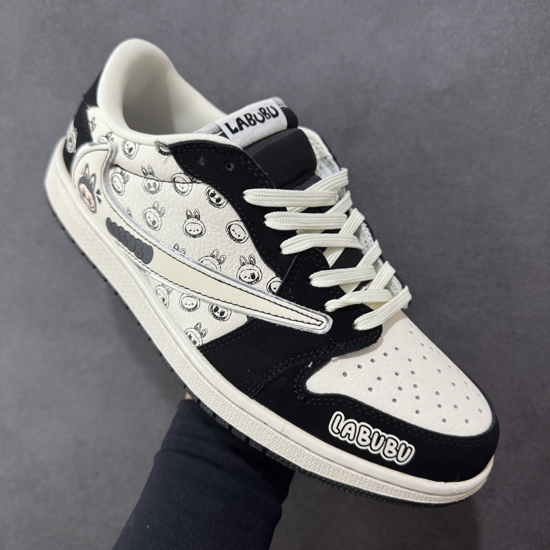 图片[3]-【定制版】Travis Scott x Fragment Design x Air Jordan 1 Low OG SP AJ1 F乔1 LV联名 花饰 低帮文化休闲板鞋 LD2028-056  #多方联名合作融合了Travis Scott 独特的音乐风格，藤原浩个性的设计风格以及Jordan品牌的经典元素 使其成为一双具有独特身份和价值的鞋子 清新而立体的外观加上联名标识更突出了其独特身份 这种配色方案显示出活力和时尚感 在视觉上引人注目 鞋身的质感和细腻的细节处理使其显得高端而格调十足 这款“倒钩”联名是设计与创意完美结合 融合多方的个性风格是一款备受瞩目的潮流鞋款  尺码：36 36.5 37.5 38 38.5 39 40 40.5 41 42 42.5 43 44 44.5 45 编码：HXSB310320-选品中心