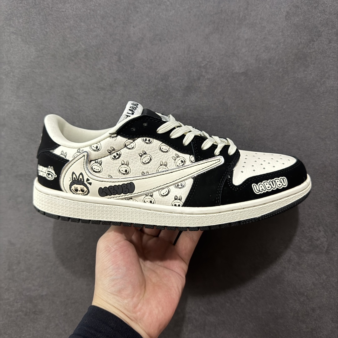 【定制版】Travis Scott x Fragment Design x Air Jordan 1 Low OG SP AJ1 F乔1 LV联名 花饰 低帮文化休闲板鞋 LD2028-056  #多方联名合作融合了Travis Scott 独特的音乐风格，藤原浩个性的设计风格以及Jordan品牌的经典元素 使其成为一双具有独特身份和价值的鞋子 清新而立体的外观加上联名标识更突出了其独特身份 这种配色方案显示出活力和时尚感 在视觉上引人注目 鞋身的质感和细腻的细节处理使其显得高端而格调十足 这款“倒钩”联名是设计与创意完美结合 融合多方的个性风格是一款备受瞩目的潮流鞋款  尺码：36 36.5 37.5 38 38.5 39 40 40.5 41 42 42.5 43 44 44.5 45 编码：HXSB310320-选品中心