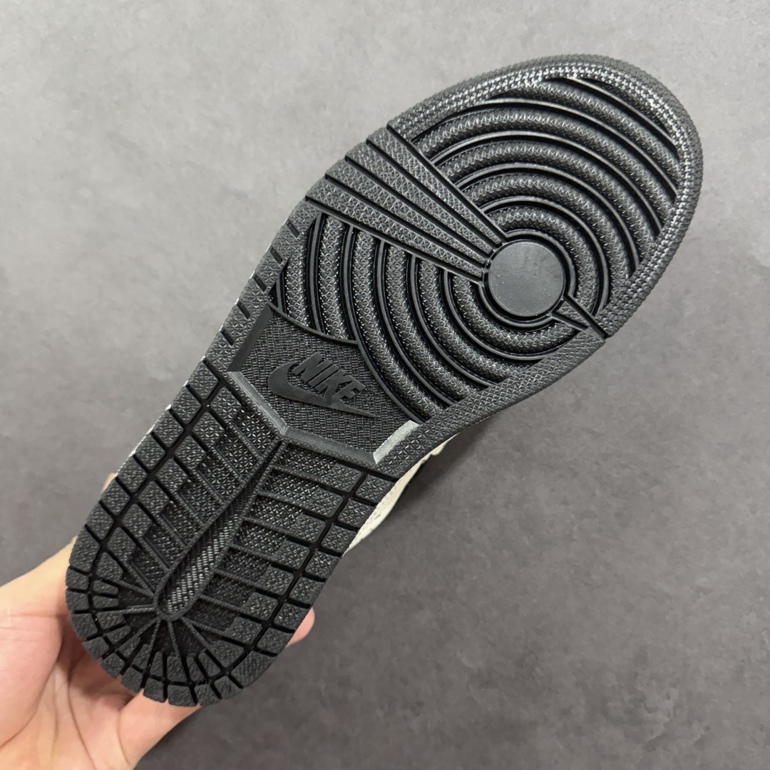 图片[9]-【定制版】Travis Scott x Fragment Design x Air Jordan 1 Low OG SP AJ1 F乔1 LV联名 花饰 低帮文化休闲板鞋 LD2028-056  #多方联名合作融合了Travis Scott 独特的音乐风格，藤原浩个性的设计风格以及Jordan品牌的经典元素 使其成为一双具有独特身份和价值的鞋子 清新而立体的外观加上联名标识更突出了其独特身份 这种配色方案显示出活力和时尚感 在视觉上引人注目 鞋身的质感和细腻的细节处理使其显得高端而格调十足 这款“倒钩”联名是设计与创意完美结合 融合多方的个性风格是一款备受瞩目的潮流鞋款  尺码：36 36.5 37.5 38 38.5 39 40 40.5 41 42 42.5 43 44 44.5 45 编码：HXSB310320-选品中心