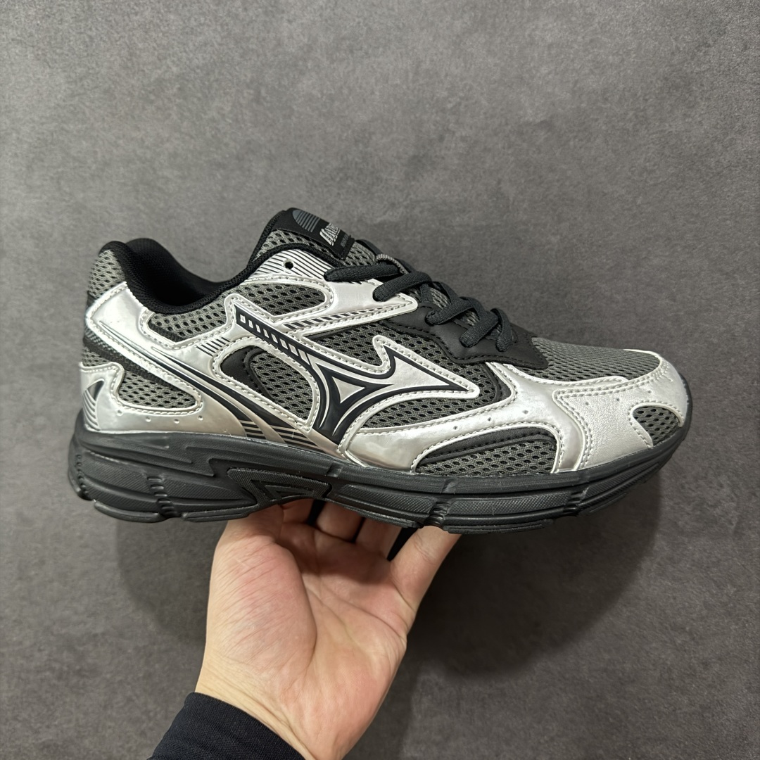 【公司级】Mizuno Speed 2K 美津浓复古厚底织物合成革防滑耐磨透气低帮休闲跑步鞋 美津浓(Mizuno)是日本美津浓株式会社于1906年创立的运动品牌,经过一个多世纪的不断努力现已成为世界著名的运动器具、服装和鞋类生产商。美津浓力求服务于各类运动项目,并竭力使运动生活更加愉快和振奋。产品种类齐全,覆盖几乎全部主要运动项目,达到30万多个品类。 尺码:36 36.5 37.5 38 38.5 39 40 40.5 41 42 42.5 43 44 44.5 45-选品中心