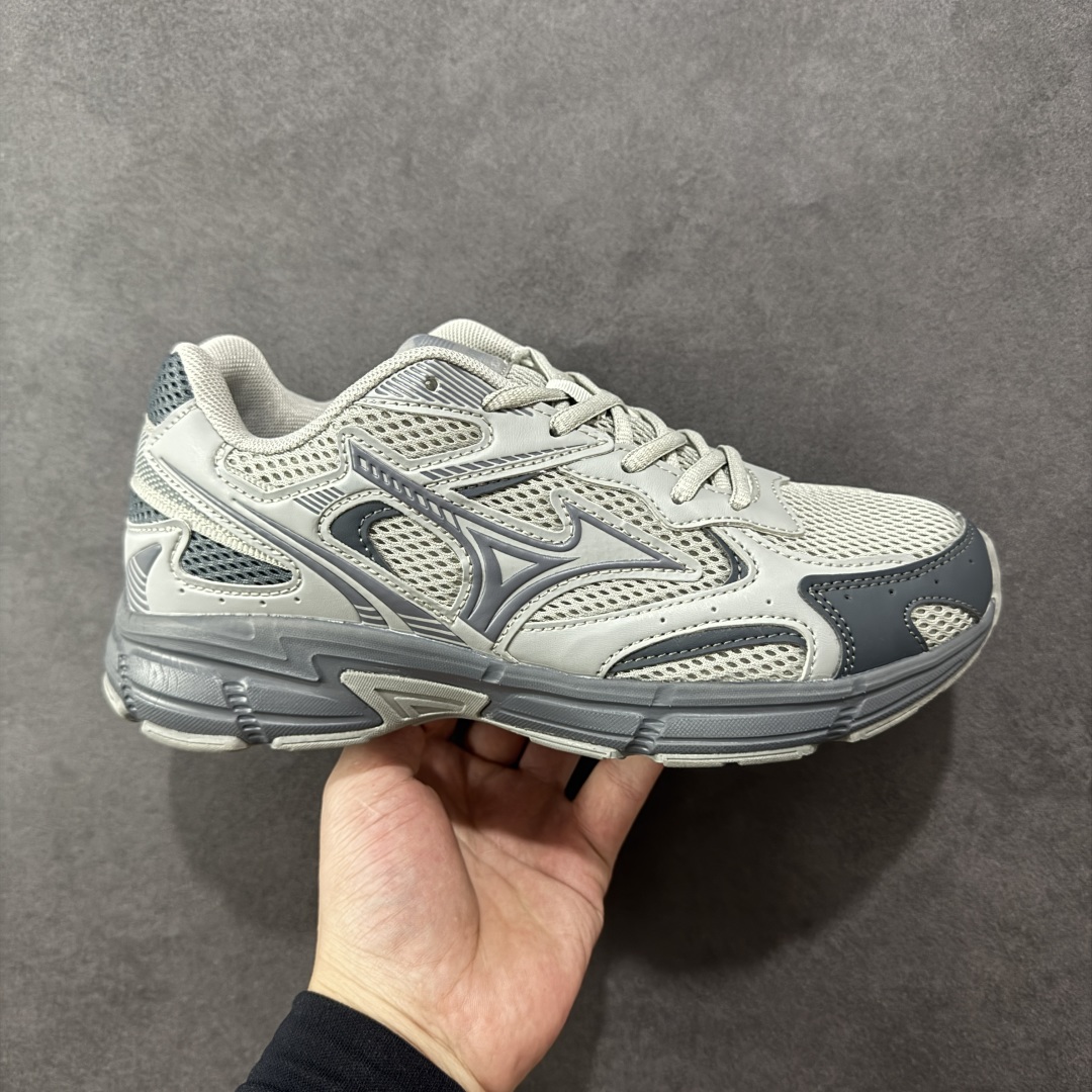 【公司级】Mizuno Speed 2K 美津浓复古厚底织物合成革防滑耐磨透气低帮休闲跑步鞋 美津浓(Mizuno)是日本美津浓株式会社于1906年创立的运动品牌,经过一个多世纪的不断努力现已成为世界著名的运动器具、服装和鞋类生产商。美津浓力求服务于各类运动项目,并竭力使运动生活更加愉快和振奋。产品种类齐全,覆盖几乎全部主要运动项目,达到30万多个品类。 尺码:36 36.5 37.5 38 38.5 39 40 40.5 41 42 42.5 43 44 44.5 45-选品中心