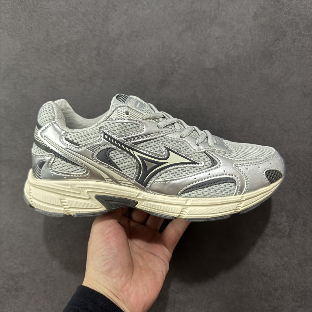 【公司级】Mizuno Speed 2K 美津浓复古厚底织物合成革防滑耐磨透气低帮休闲跑步鞋 美津浓(Mizuno)是日本美津浓株式会社于1906年创立的运动品牌,经过一个多世纪的不断努力现已成为世界著名的运动器具、服装和鞋类生产商。美津浓力求服务于各类运动项目,并竭力使运动生活更加愉快和振奋。产品种类齐全,覆盖几乎全部主要运动项目,达到30万多个品类。 尺码:36 36.5 37.5 38 38.5 39 40 40.5 41 42 42.5 43 44 44.5 45-选品中心