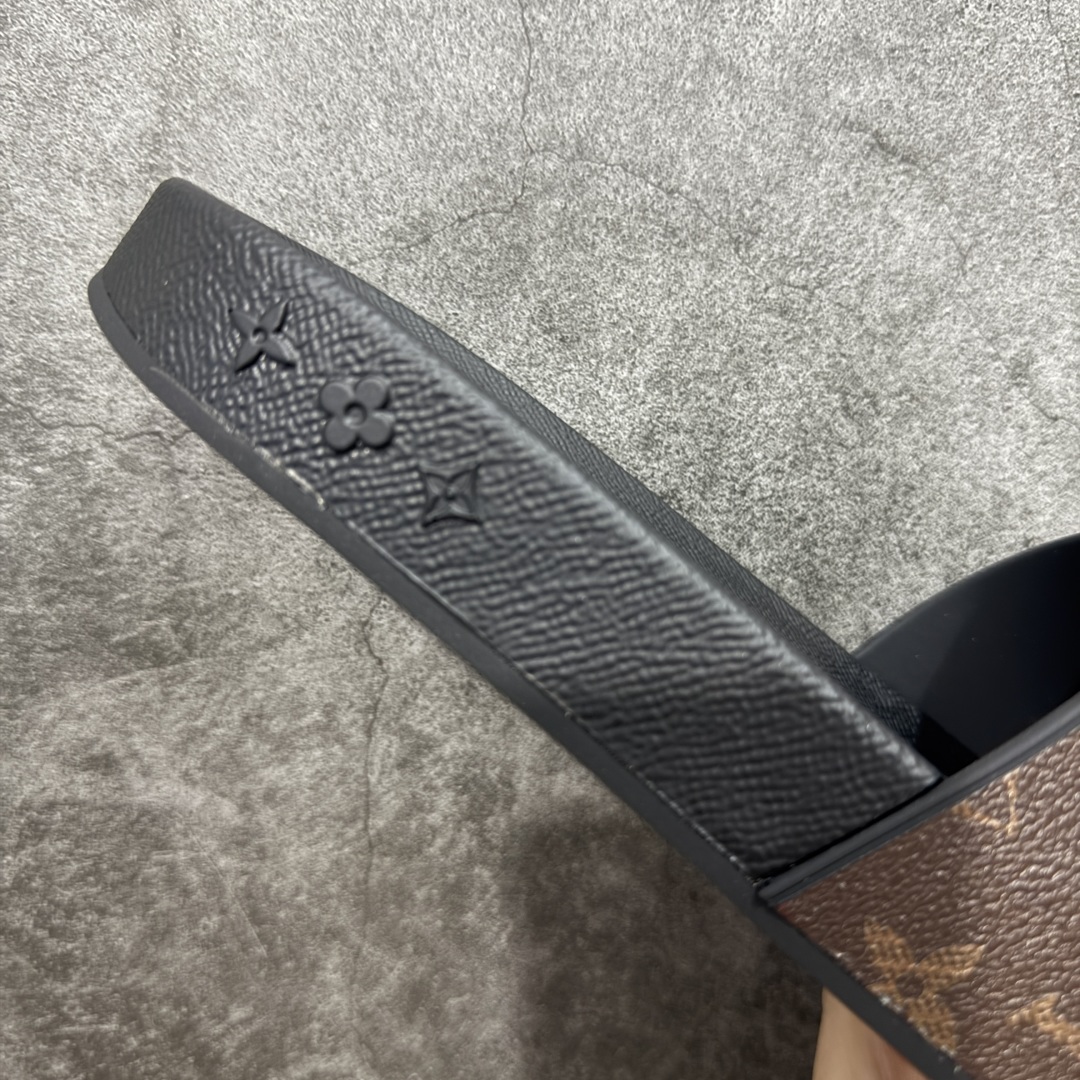 图片[7]-【渠道纯原】Louis vuitton LV Waterfront 舒适休闲 速干一字拖鞋 可涉水沙滩拖鞋 经典压花系列传承Trainer设计 今年绝比小爆款系列 高端零售可主推款。  原版一比一开发 专柜正品以发售 平台开始预售已上架，大家放心选购 品质超赞 全鞋全真牛皮 私模独立开发原大底 市场独家 压花工艺 水洗牛仔和原版几乎接近一致 全套专柜一致包装。  尺码：39 40 41 42 43 44 45 46-选品中心