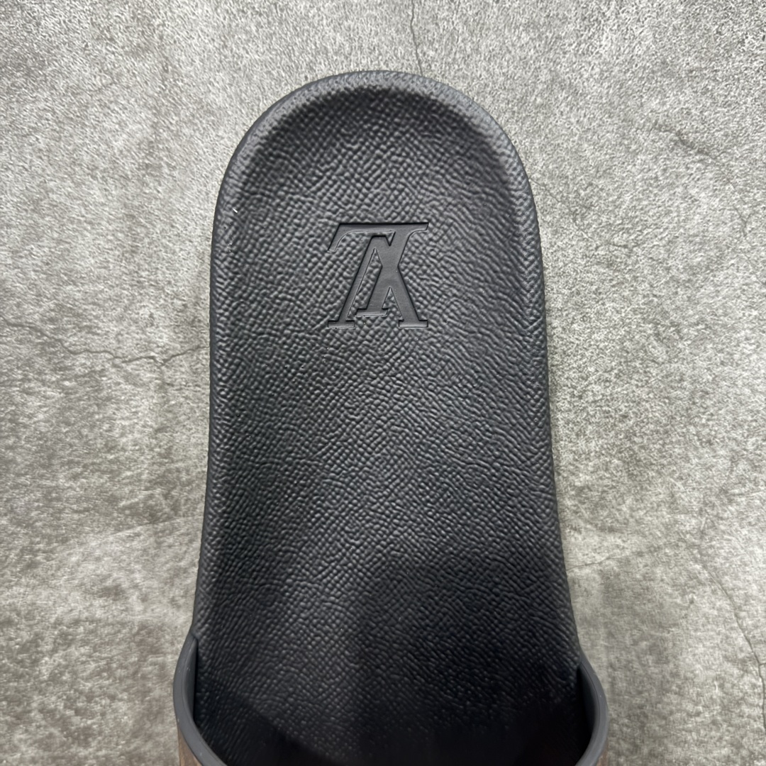 图片[8]-【渠道纯原】Louis vuitton LV Waterfront 舒适休闲 速干一字拖鞋 可涉水沙滩拖鞋 经典压花系列传承Trainer设计 今年绝比小爆款系列 高端零售可主推款。  原版一比一开发 专柜正品以发售 平台开始预售已上架，大家放心选购 品质超赞 全鞋全真牛皮 私模独立开发原大底 市场独家 压花工艺 水洗牛仔和原版几乎接近一致 全套专柜一致包装。  尺码：39 40 41 42 43 44 45 46-选品中心