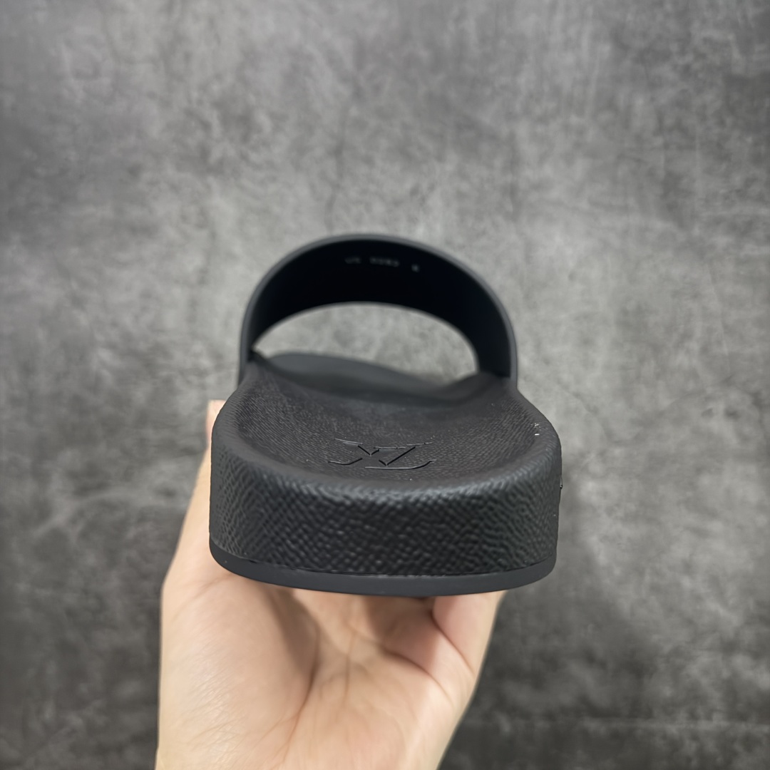 图片[4]-【渠道纯原】Louis vuitton LV Waterfront 舒适休闲 速干一字拖鞋 可涉水沙滩拖鞋 经典压花系列传承Trainer设计 今年绝比小爆款系列 高端零售可主推款。  原版一比一开发 专柜正品以发售 平台开始预售已上架，大家放心选购 品质超赞 全鞋全真牛皮 私模独立开发原大底 市场独家 压花工艺 水洗牛仔和原版几乎接近一致 全套专柜一致包装。  尺码：39 40 41 42 43 44 45 46-选品中心