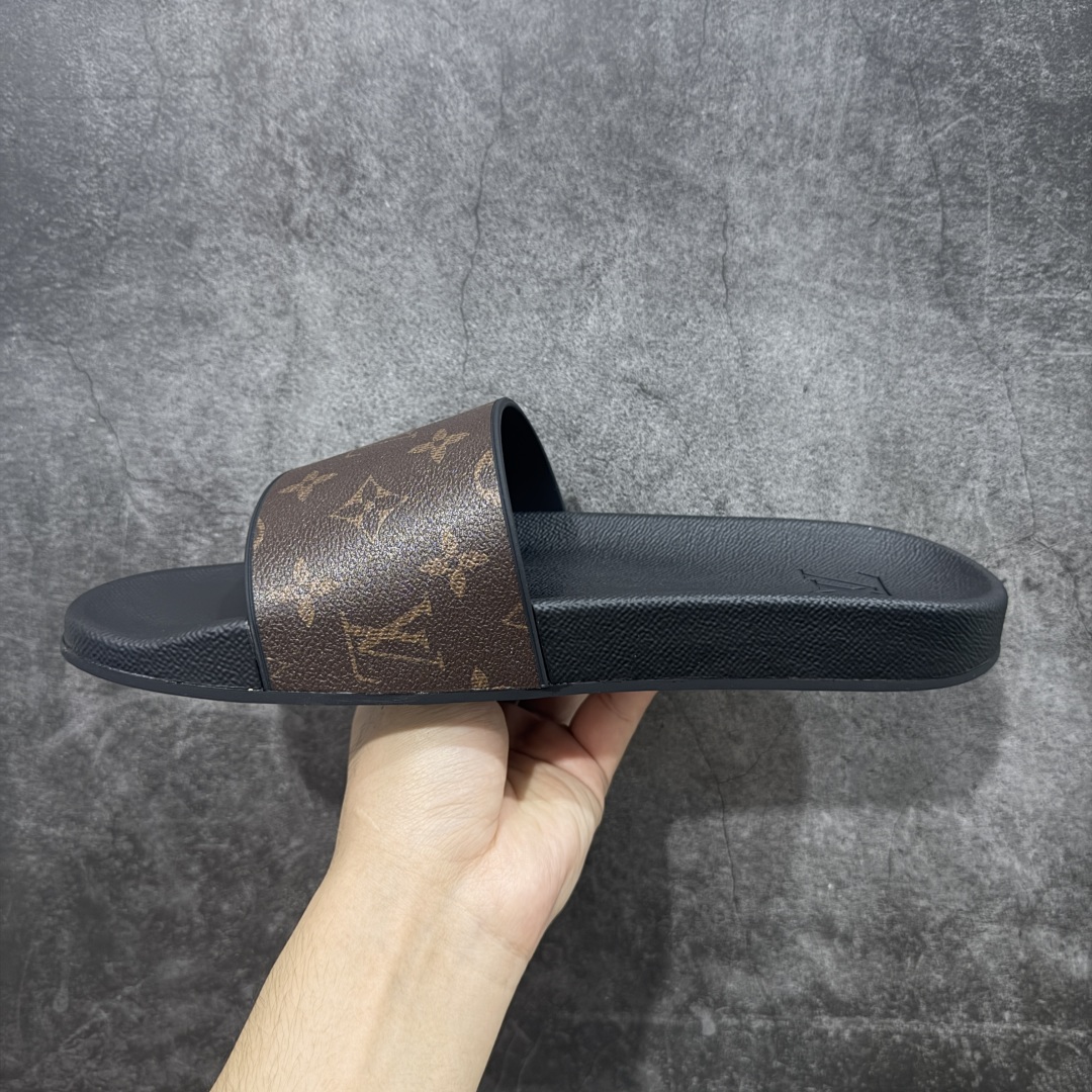 图片[2]-【渠道纯原】Louis vuitton LV Waterfront 舒适休闲 速干一字拖鞋 可涉水沙滩拖鞋 经典压花系列传承Trainer设计 今年绝比小爆款系列 高端零售可主推款。  原版一比一开发 专柜正品以发售 平台开始预售已上架，大家放心选购 品质超赞 全鞋全真牛皮 私模独立开发原大底 市场独家 压花工艺 水洗牛仔和原版几乎接近一致 全套专柜一致包装。  尺码：39 40 41 42 43 44 45 46-选品中心
