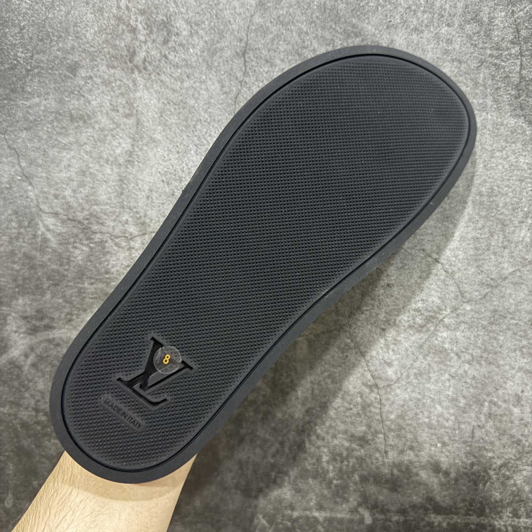 图片[9]-【渠道纯原】Louis vuitton LV Waterfront 舒适休闲 速干一字拖鞋 可涉水沙滩拖鞋 经典压花系列传承Trainer设计 今年绝比小爆款系列 高端零售可主推款。  原版一比一开发 专柜正品以发售 平台开始预售已上架，大家放心选购 品质超赞 全鞋全真牛皮 私模独立开发原大底 市场独家 压花工艺 水洗牛仔和原版几乎接近一致 全套专柜一致包装。  尺码：39 40 41 42 43 44 45 46-选品中心