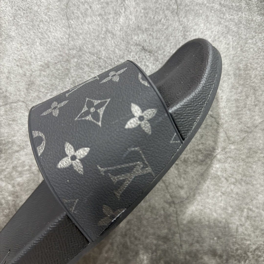 图片[5]-【渠道纯原】Louis Vuitton LV Waterfront 舒适休闲 速干一字拖鞋 可涉水沙滩拖鞋 经典压花系列传承Trainer设计 今年绝比小爆款系列 高端零售可主推款。  原版一比一开发 专柜正品以发售 平台开始预售已上架，大家放心选购 品质超赞 全鞋全真牛皮 私模独立开发原大底 市场独家 压花工艺 水洗牛仔和原版几乎接近一致 全套专柜一致包装。  尺码：39 40 41 42 43 44 45 46-选品中心