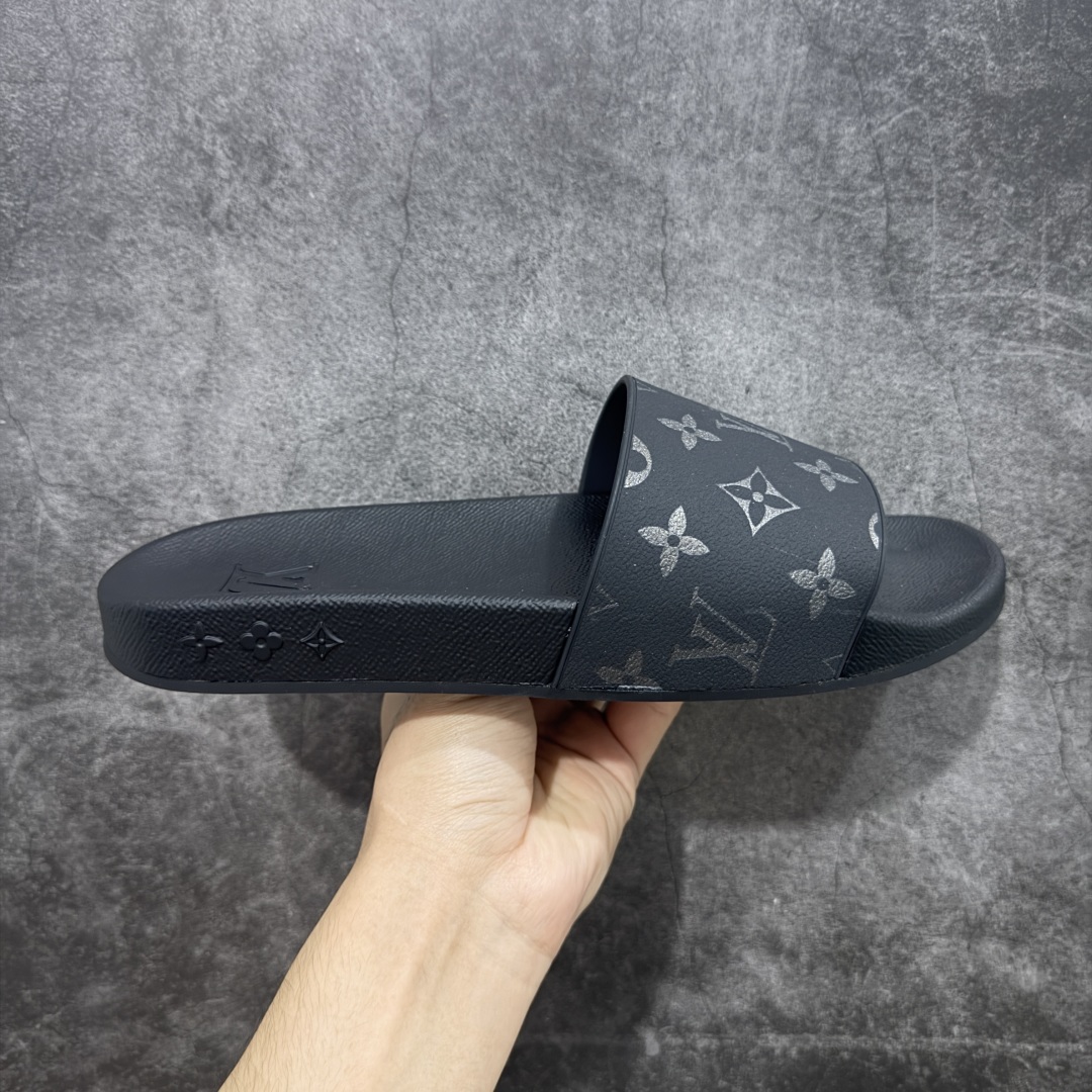 【渠道纯原】Louis Vuitton LV Waterfront 舒适休闲 速干一字拖鞋 可涉水沙滩拖鞋 经典压花系列传承Trainer设计 今年绝比小爆款系列 高端零售可主推款。  原版一比一开发 专柜正品以发售 平台开始预售已上架,大家放心选购 品质超赞 全鞋全真牛皮 私模独立开发原大底 市场独家 压花工艺 水洗牛仔和原版几乎接近一致 全套专柜一致包装。  尺码:39 40 41 42 43 44 45 46-选品中心