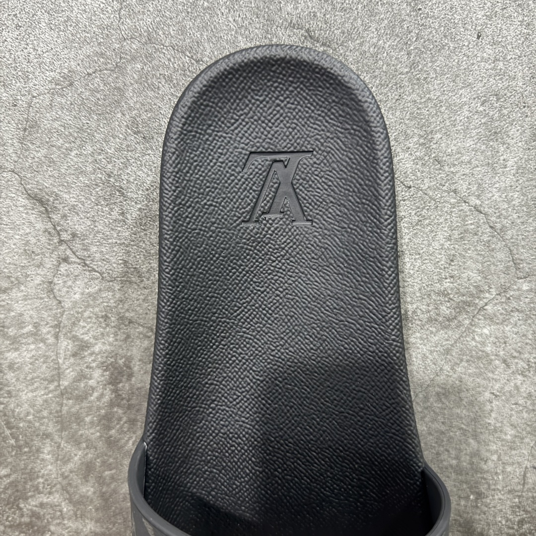 图片[6]-【渠道纯原】Louis Vuitton LV Waterfront 舒适休闲 速干一字拖鞋 可涉水沙滩拖鞋 经典压花系列传承Trainer设计 今年绝比小爆款系列 高端零售可主推款。  原版一比一开发 专柜正品以发售 平台开始预售已上架，大家放心选购 品质超赞 全鞋全真牛皮 私模独立开发原大底 市场独家 压花工艺 水洗牛仔和原版几乎接近一致 全套专柜一致包装。  尺码：39 40 41 42 43 44 45 46-选品中心