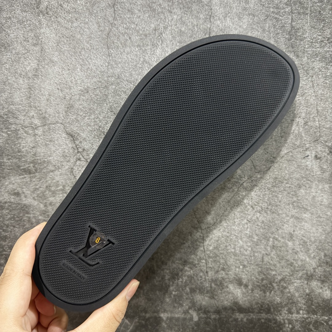 图片[8]-【渠道纯原】Louis Vuitton LV Waterfront 舒适休闲 速干一字拖鞋 可涉水沙滩拖鞋 经典压花系列传承Trainer设计 今年绝比小爆款系列 高端零售可主推款。  原版一比一开发 专柜正品以发售 平台开始预售已上架，大家放心选购 品质超赞 全鞋全真牛皮 私模独立开发原大底 市场独家 压花工艺 水洗牛仔和原版几乎接近一致 全套专柜一致包装。  尺码：39 40 41 42 43 44 45 46-选品中心