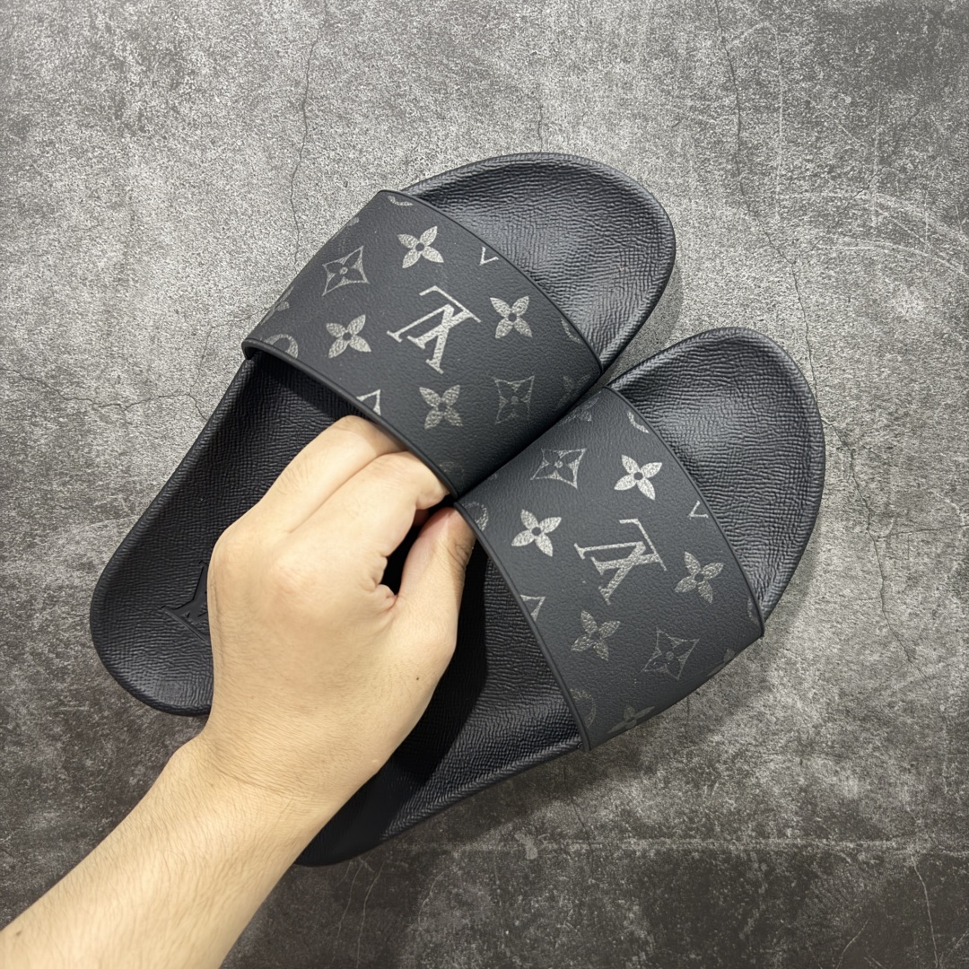 图片[9]-【渠道纯原】Louis Vuitton LV Waterfront 舒适休闲 速干一字拖鞋 可涉水沙滩拖鞋 经典压花系列传承Trainer设计 今年绝比小爆款系列 高端零售可主推款。  原版一比一开发 专柜正品以发售 平台开始预售已上架，大家放心选购 品质超赞 全鞋全真牛皮 私模独立开发原大底 市场独家 压花工艺 水洗牛仔和原版几乎接近一致 全套专柜一致包装。  尺码：39 40 41 42 43 44 45 46-选品中心