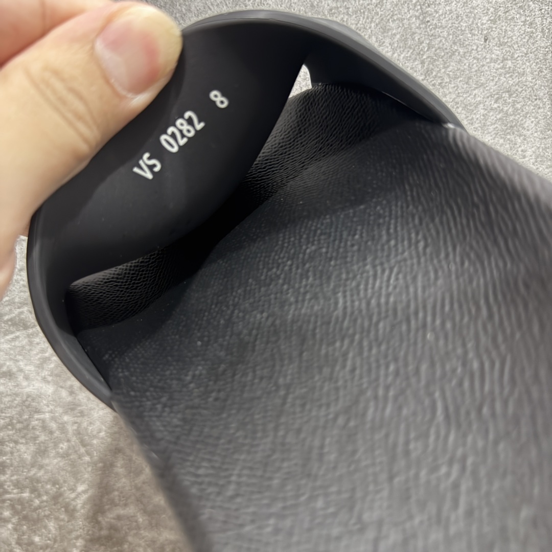 图片[7]-【渠道纯原】Louis Vuitton LV Waterfront 舒适休闲 速干一字拖鞋 可涉水沙滩拖鞋 经典压花系列传承Trainer设计 今年绝比小爆款系列 高端零售可主推款。  原版一比一开发 专柜正品以发售 平台开始预售已上架，大家放心选购 品质超赞 全鞋全真牛皮 私模独立开发原大底 市场独家 压花工艺 水洗牛仔和原版几乎接近一致 全套专柜一致包装。  尺码：39 40 41 42 43 44 45 46-选品中心