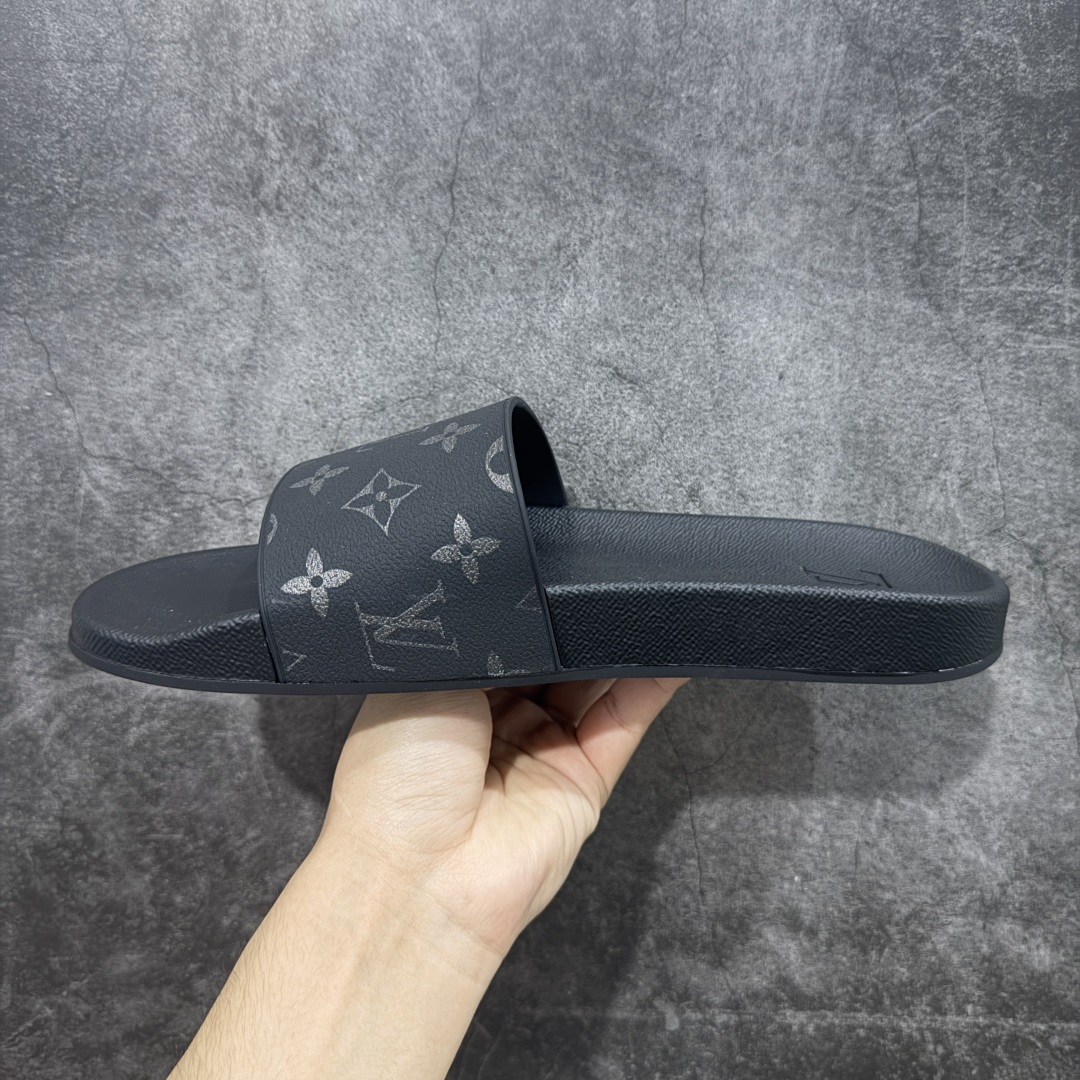 图片[2]-【渠道纯原】Louis Vuitton LV Waterfront 舒适休闲 速干一字拖鞋 可涉水沙滩拖鞋 经典压花系列传承Trainer设计 今年绝比小爆款系列 高端零售可主推款。  原版一比一开发 专柜正品以发售 平台开始预售已上架，大家放心选购 品质超赞 全鞋全真牛皮 私模独立开发原大底 市场独家 压花工艺 水洗牛仔和原版几乎接近一致 全套专柜一致包装。  尺码：39 40 41 42 43 44 45 46-选品中心