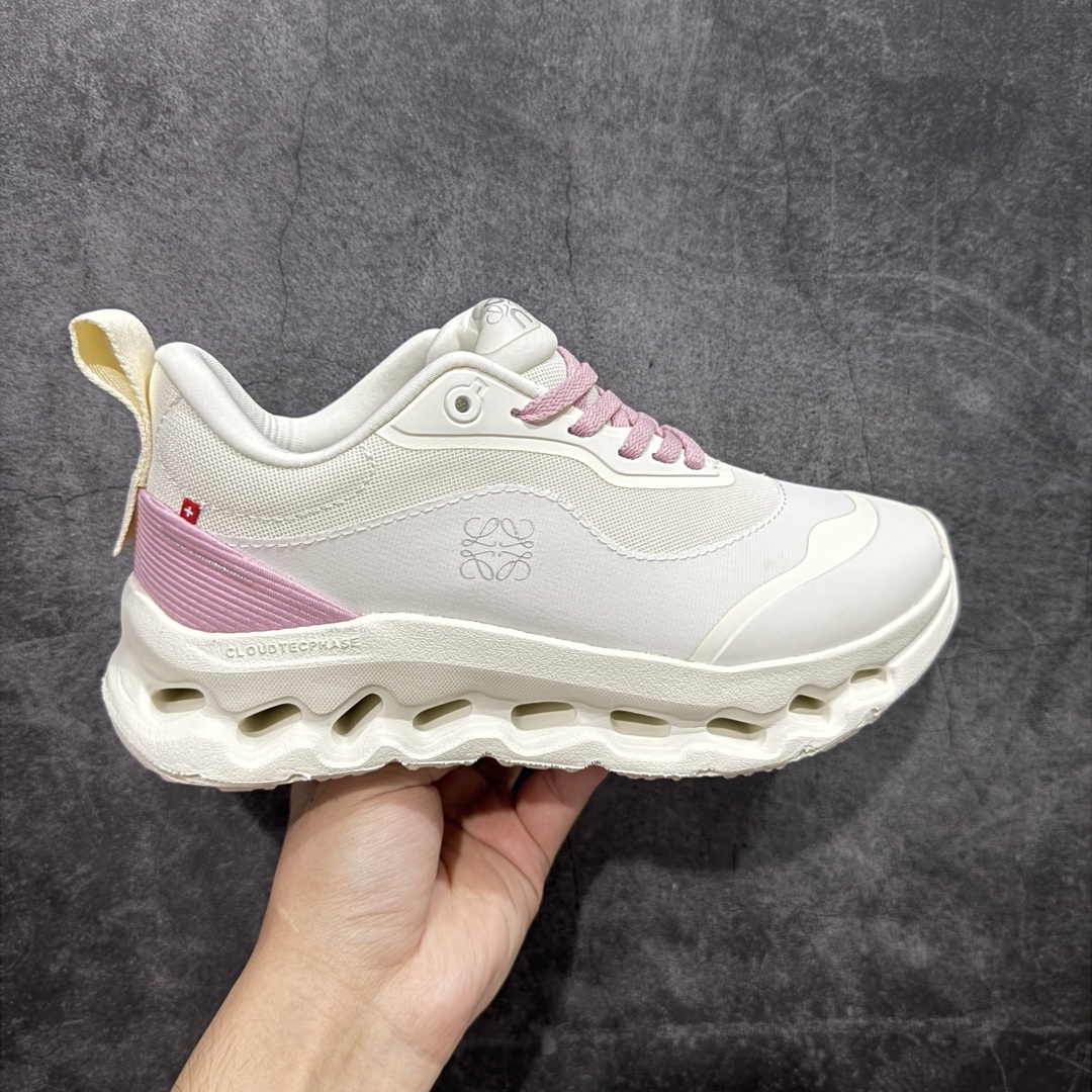  
【纯原】ON昂跑 x Loewe 罗意威联名二代系列 
鞋面采用一体成型布料  有弹性非常透气 
鞋