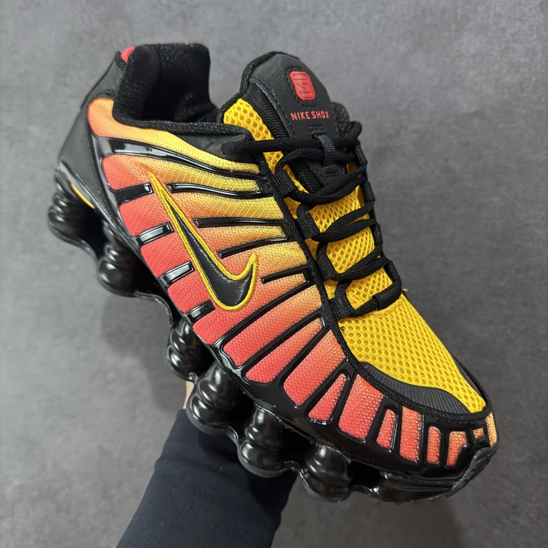 图片[3]-【公司级】Skepta x Nike Shox TL 十三柱 日出渐变配色 货号：AV3595-004 Nike Shox TL最令人瞩目的便是它那标志性的气柱底设计！这可是Nike家专利的科技，通过分布在鞋底的多个气柱，有效吸收跑步时的冲击力，提供更佳的脚感和支撑。不管你是极速冲刺还是悠闲慢跑，都能感受到脚底的舒适与弹性 时尚的同时给予脚踝更大自由度，跑步时不再感到束缚。同时，银灰色调既百搭又显高级，让你无论是穿着运动服还是日常休闲装，都能轻松驾驭，展现自我S风采 尺码：36-45 编码： WEB230240-选品中心