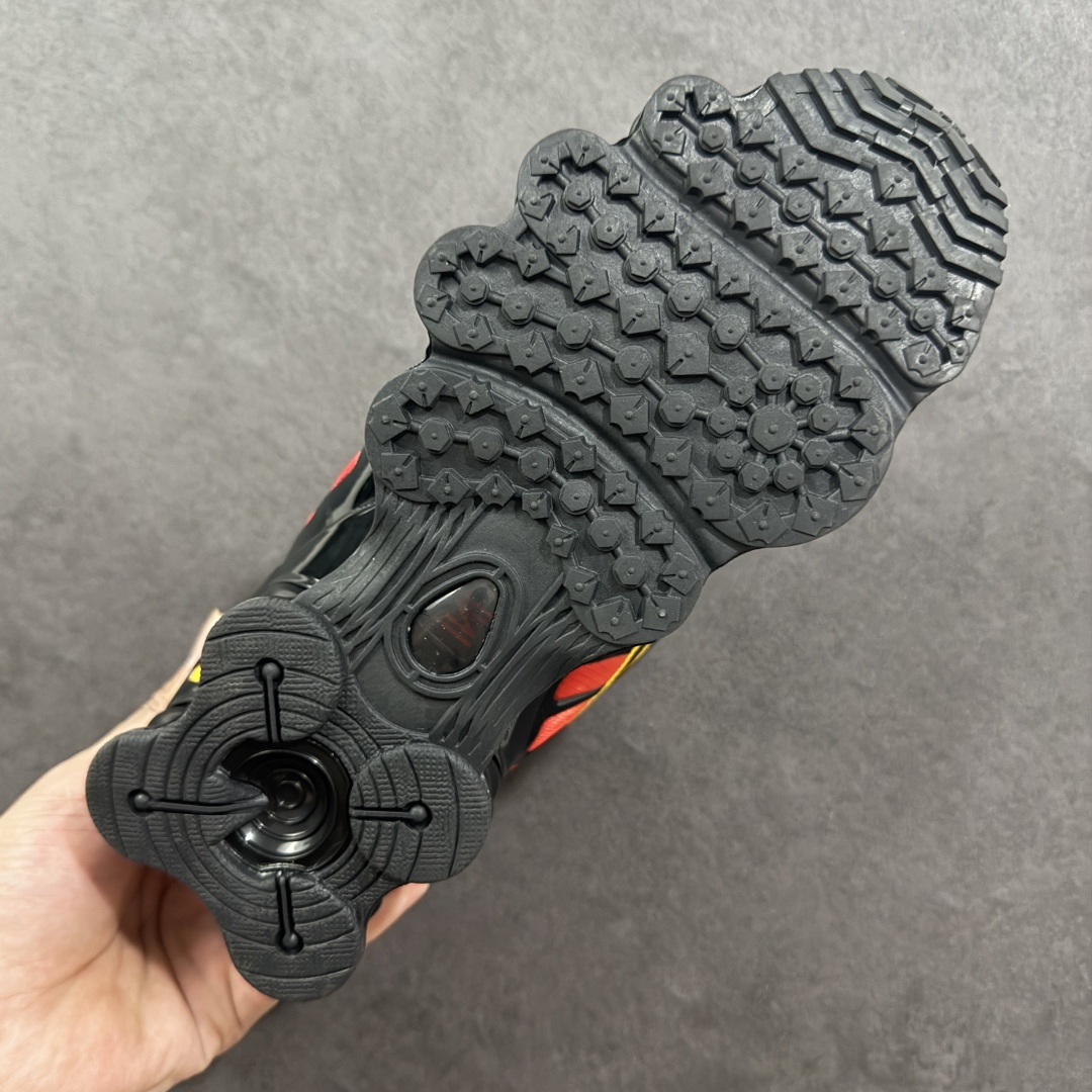 图片[9]-【公司级】Skepta x Nike Shox TL 十三柱 日出渐变配色 货号：AV3595-004 Nike Shox TL最令人瞩目的便是它那标志性的气柱底设计！这可是Nike家专利的科技，通过分布在鞋底的多个气柱，有效吸收跑步时的冲击力，提供更佳的脚感和支撑。不管你是极速冲刺还是悠闲慢跑，都能感受到脚底的舒适与弹性 时尚的同时给予脚踝更大自由度，跑步时不再感到束缚。同时，银灰色调既百搭又显高级，让你无论是穿着运动服还是日常休闲装，都能轻松驾驭，展现自我S风采 尺码：36-45 编码： WEB230240-选品中心