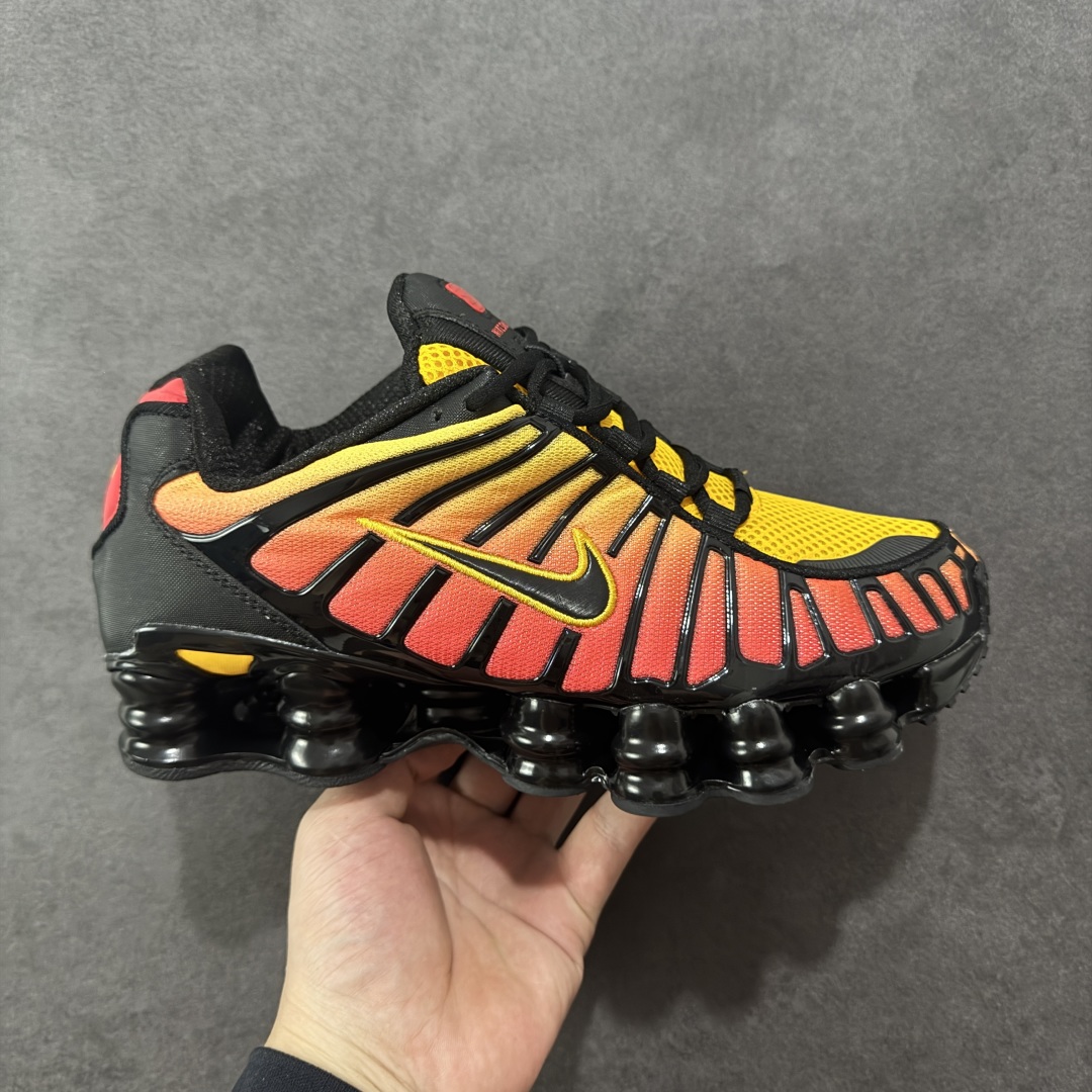 【公司级】Skepta x Nike Shox TL 十三柱 日出渐变配色 货号:AV3595-004 Nike Shox TL最令人瞩目的便是它那标志性的气柱底设计!这可是Nike家专利的科技,通过分布在鞋底的多个气柱,有效吸收跑步时的冲击力,提供更佳的脚感和支撑。不管你是极速冲刺还是悠闲慢跑,都能感受到脚底的舒适与弹性 时尚的同时给予脚踝更大自由度,跑步时不再感到束缚。同时,银灰色调既百搭又显高级,让你无论是穿着运动服还是日常休闲装,都能轻松驾驭,展现自我S风采 尺码:36-45 编码: WEB230240-选品中心