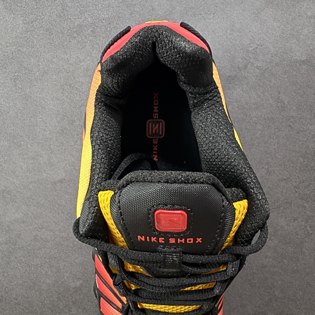 图片[7]-【公司级】Skepta x Nike Shox TL 十三柱 日出渐变配色 货号：AV3595-004 Nike Shox TL最令人瞩目的便是它那标志性的气柱底设计！这可是Nike家专利的科技，通过分布在鞋底的多个气柱，有效吸收跑步时的冲击力，提供更佳的脚感和支撑。不管你是极速冲刺还是悠闲慢跑，都能感受到脚底的舒适与弹性 时尚的同时给予脚踝更大自由度，跑步时不再感到束缚。同时，银灰色调既百搭又显高级，让你无论是穿着运动服还是日常休闲装，都能轻松驾驭，展现自我S风采 尺码：36-45 编码： WEB230240-选品中心