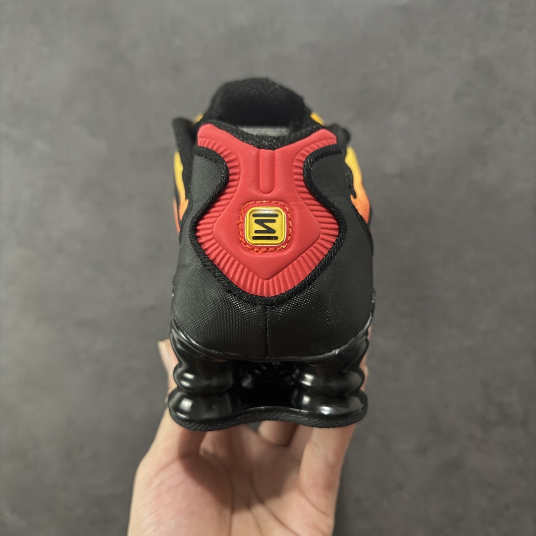 图片[4]-【公司级】Skepta x Nike Shox TL 十三柱 日出渐变配色 货号：AV3595-004 Nike Shox TL最令人瞩目的便是它那标志性的气柱底设计！这可是Nike家专利的科技，通过分布在鞋底的多个气柱，有效吸收跑步时的冲击力，提供更佳的脚感和支撑。不管你是极速冲刺还是悠闲慢跑，都能感受到脚底的舒适与弹性 时尚的同时给予脚踝更大自由度，跑步时不再感到束缚。同时，银灰色调既百搭又显高级，让你无论是穿着运动服还是日常休闲装，都能轻松驾驭，展现自我S风采 尺码：36-45 编码： WEB230240-选品中心