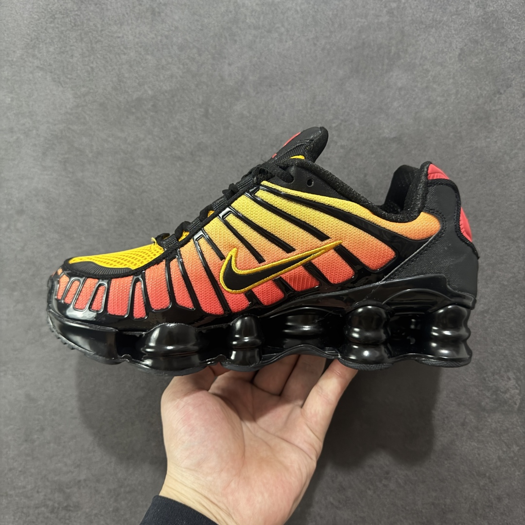 图片[2]-【公司级】Skepta x Nike Shox TL 十三柱 日出渐变配色 货号：AV3595-004 Nike Shox TL最令人瞩目的便是它那标志性的气柱底设计！这可是Nike家专利的科技，通过分布在鞋底的多个气柱，有效吸收跑步时的冲击力，提供更佳的脚感和支撑。不管你是极速冲刺还是悠闲慢跑，都能感受到脚底的舒适与弹性 时尚的同时给予脚踝更大自由度，跑步时不再感到束缚。同时，银灰色调既百搭又显高级，让你无论是穿着运动服还是日常休闲装，都能轻松驾驭，展现自我S风采 尺码：36-45 编码： WEB230240-选品中心
