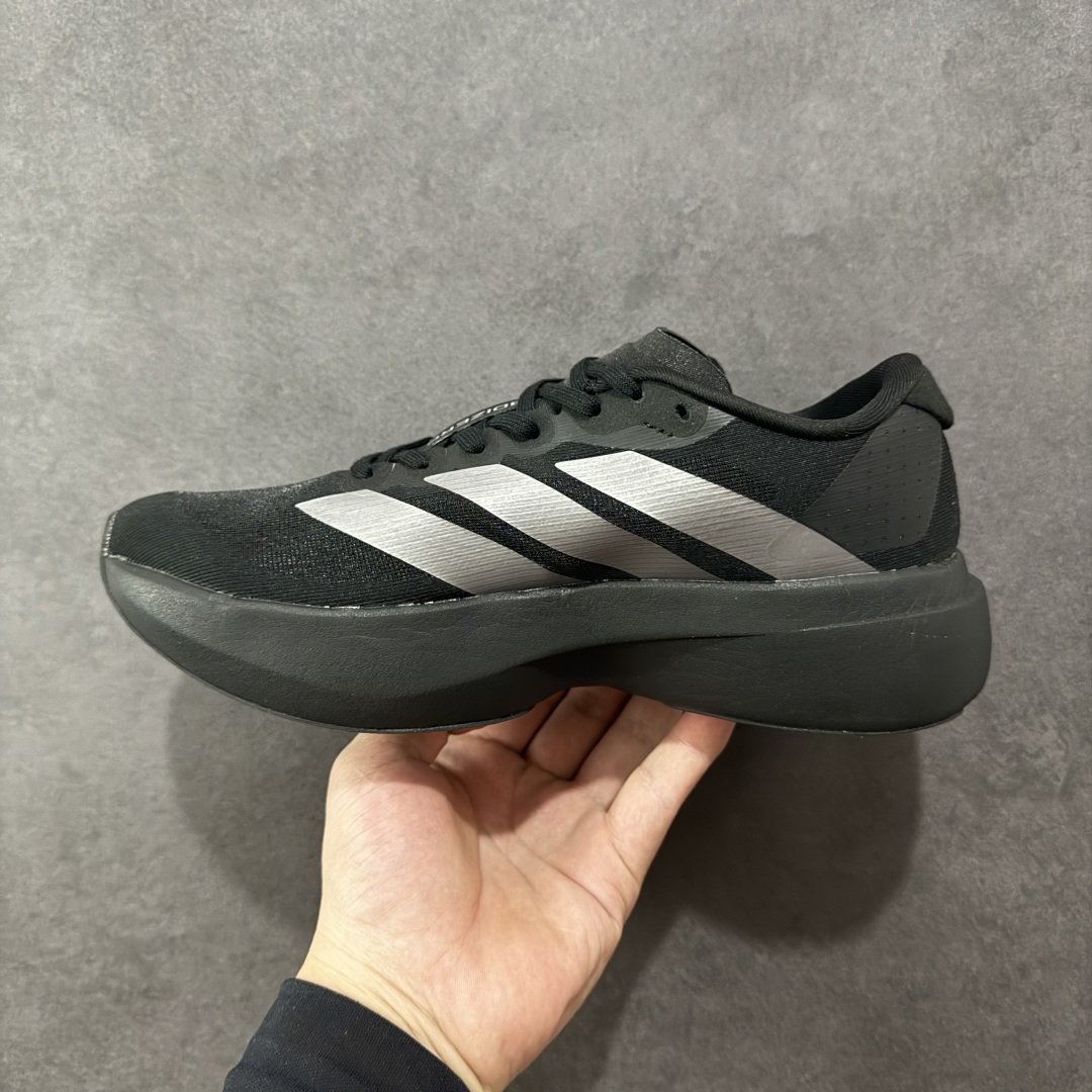 图片[2]-【纯原版】AD Adizero Eva SL M 零度进化版系列低帮轻便透气竞速休闲运动慢跑鞋 JP7147 相信大家对去年 adidas 横空出世的「顶级超跑」adiZero Adios Pro EVO 1 记忆犹新！不仅登顶阿迪史上最轻跑鞋宝座，更在接下来的全球马拉松赛事中，持续书写着惊人成绩，被网友戏称新一代「阿迪神鞋」全网刷屏！极简设计语言与强烈速度感和存在感的鞋侧三线，让人过目不忘，特别种草！其中定位于中长跑训练的 adidas Adizero Evo SL，整体外观造型与 adiZero Adios Pro EVO 1 非常相似。中底配置方面搭载全掌 Lightstrike Pro，鞋面采用透气网面示人，契合日常训练鞋的定位，更加耐用。外底给到了马牌橡胶，及类似上代竞速旗舰 adidas Adizero Adios Pro 3 区域分布。整体看下来无论是外观的鲜明辨识度，还是配置的扎实程度都很顶。实拍调校N版已经零色差零失真 百分百还原实物色彩所见即所得 不存在货不对板色差等低级问题 选购参考实物拍摄 不混卖不参货 只用心做好货严格选品 尺码：36 36.5 37.5 38 38.5 39 40 40.5 41 42 42.5 43 44 44.5 45-选品中心