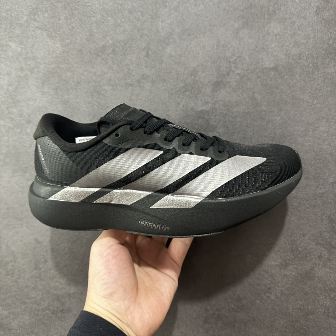 【纯原版】AD Adizero Eva SL M 零度进化版系列低帮轻便透气竞速休闲运动慢跑鞋 JP7147 相信大家对去年 adidas 横空出世的「顶级超跑」adiZero Adios Pro EVO 1 记忆犹新!不仅登顶阿迪史上最轻跑鞋宝座,更在接下来的全球马拉松赛事中,持续书写着惊人成绩,被网友戏称新一代「阿迪神鞋」全网刷屏!极简设计语言与强烈速度感和存在感的鞋侧三线,让人过目不忘,特别种草!其中定位于中长跑训练的 adidas Adizero Evo SL,整体外观造型与 adiZero Adios Pro EVO 1 非常相似。中底配置方面搭载全掌 Lightstrike Pro,鞋面采用透气网面示人,契合日常训练鞋的定位,更加耐用。外底给到了马牌橡胶,及类似上代竞速旗舰 adidas Adizero Adios Pro 3 区域分布。整体看下来无论是外观的鲜明辨识度,还是配置的扎实程度都很顶。实拍调校N版已经零色差零失真 百分百还原实物色彩所见即所得 不存在货不对板色差等低级问题 选购参考实物拍摄 不混卖不参货 只用心做好货严格选品 尺码:36 36.5 37.5 38 38.5 39 40 40.5 41 42 42.5 43 44 44.5 45-选品中心