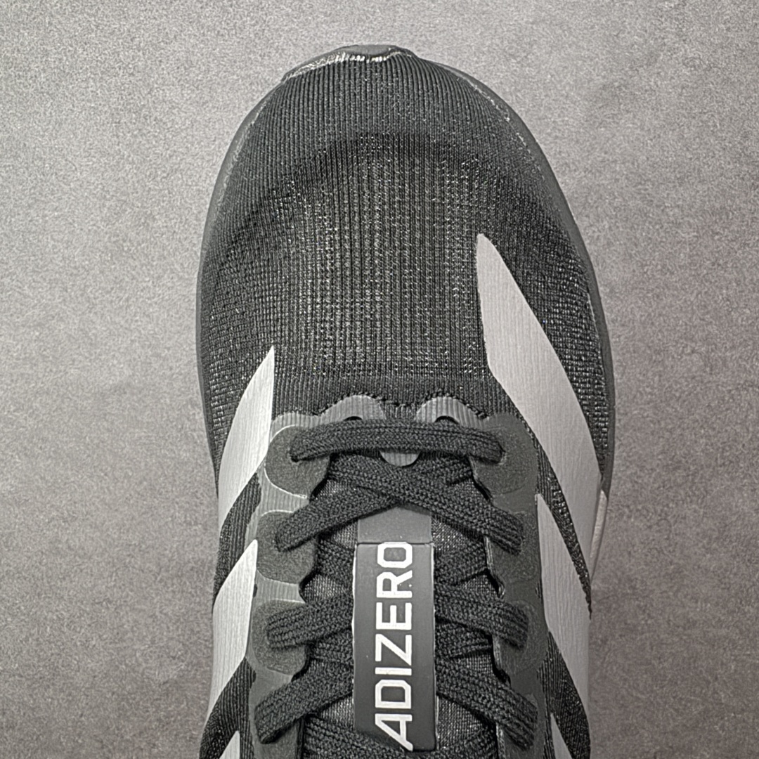 图片[8]-【纯原版】AD Adizero Eva SL M 零度进化版系列低帮轻便透气竞速休闲运动慢跑鞋 JP7147 相信大家对去年 adidas 横空出世的「顶级超跑」adiZero Adios Pro EVO 1 记忆犹新！不仅登顶阿迪史上最轻跑鞋宝座，更在接下来的全球马拉松赛事中，持续书写着惊人成绩，被网友戏称新一代「阿迪神鞋」全网刷屏！极简设计语言与强烈速度感和存在感的鞋侧三线，让人过目不忘，特别种草！其中定位于中长跑训练的 adidas Adizero Evo SL，整体外观造型与 adiZero Adios Pro EVO 1 非常相似。中底配置方面搭载全掌 Lightstrike Pro，鞋面采用透气网面示人，契合日常训练鞋的定位，更加耐用。外底给到了马牌橡胶，及类似上代竞速旗舰 adidas Adizero Adios Pro 3 区域分布。整体看下来无论是外观的鲜明辨识度，还是配置的扎实程度都很顶。实拍调校N版已经零色差零失真 百分百还原实物色彩所见即所得 不存在货不对板色差等低级问题 选购参考实物拍摄 不混卖不参货 只用心做好货严格选品 尺码：36 36.5 37.5 38 38.5 39 40 40.5 41 42 42.5 43 44 44.5 45-选品中心