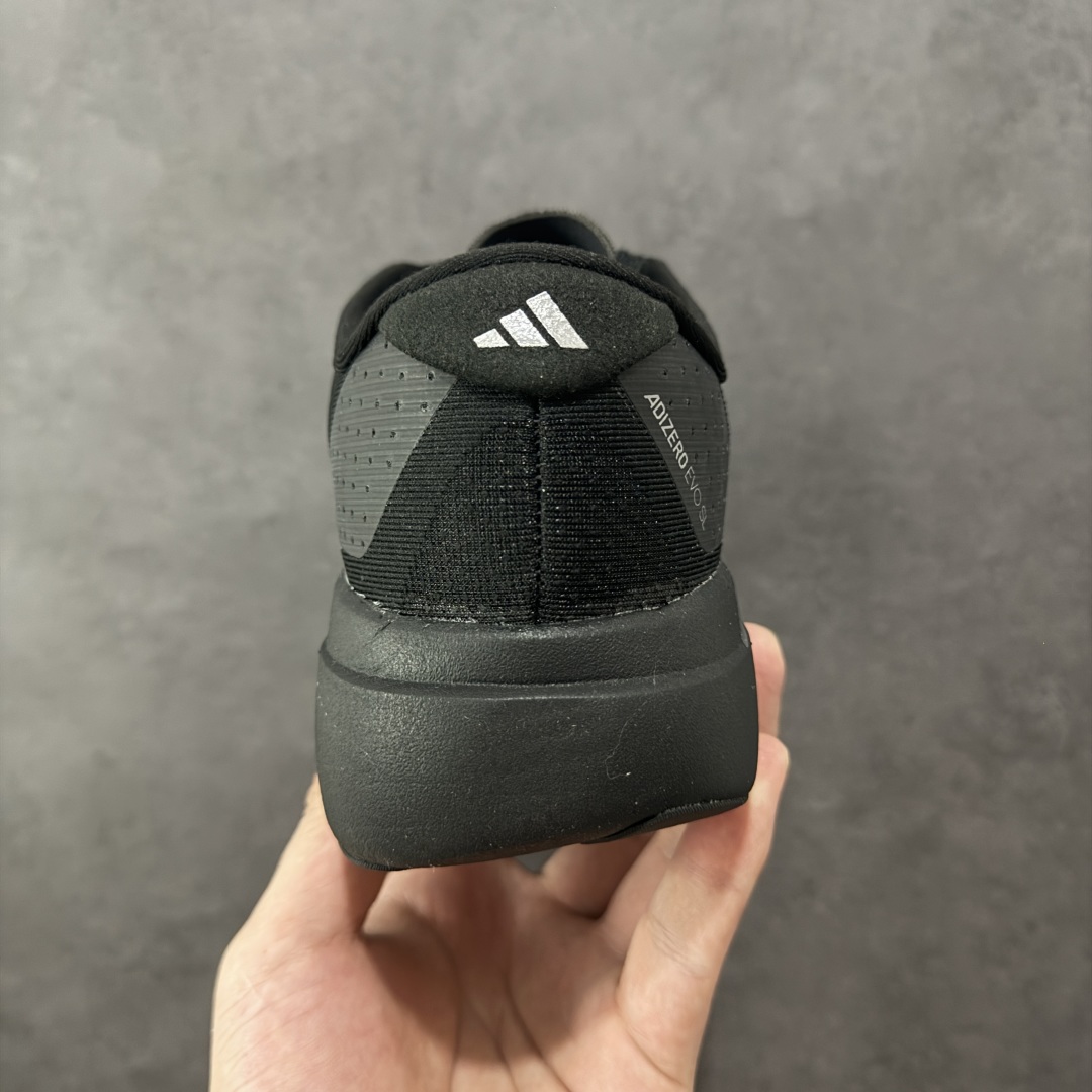 图片[4]-【纯原版】AD Adizero Eva SL M 零度进化版系列低帮轻便透气竞速休闲运动慢跑鞋 JP7147 相信大家对去年 adidas 横空出世的「顶级超跑」adiZero Adios Pro EVO 1 记忆犹新！不仅登顶阿迪史上最轻跑鞋宝座，更在接下来的全球马拉松赛事中，持续书写着惊人成绩，被网友戏称新一代「阿迪神鞋」全网刷屏！极简设计语言与强烈速度感和存在感的鞋侧三线，让人过目不忘，特别种草！其中定位于中长跑训练的 adidas Adizero Evo SL，整体外观造型与 adiZero Adios Pro EVO 1 非常相似。中底配置方面搭载全掌 Lightstrike Pro，鞋面采用透气网面示人，契合日常训练鞋的定位，更加耐用。外底给到了马牌橡胶，及类似上代竞速旗舰 adidas Adizero Adios Pro 3 区域分布。整体看下来无论是外观的鲜明辨识度，还是配置的扎实程度都很顶。实拍调校N版已经零色差零失真 百分百还原实物色彩所见即所得 不存在货不对板色差等低级问题 选购参考实物拍摄 不混卖不参货 只用心做好货严格选品 尺码：36 36.5 37.5 38 38.5 39 40 40.5 41 42 42.5 43 44 44.5 45-选品中心