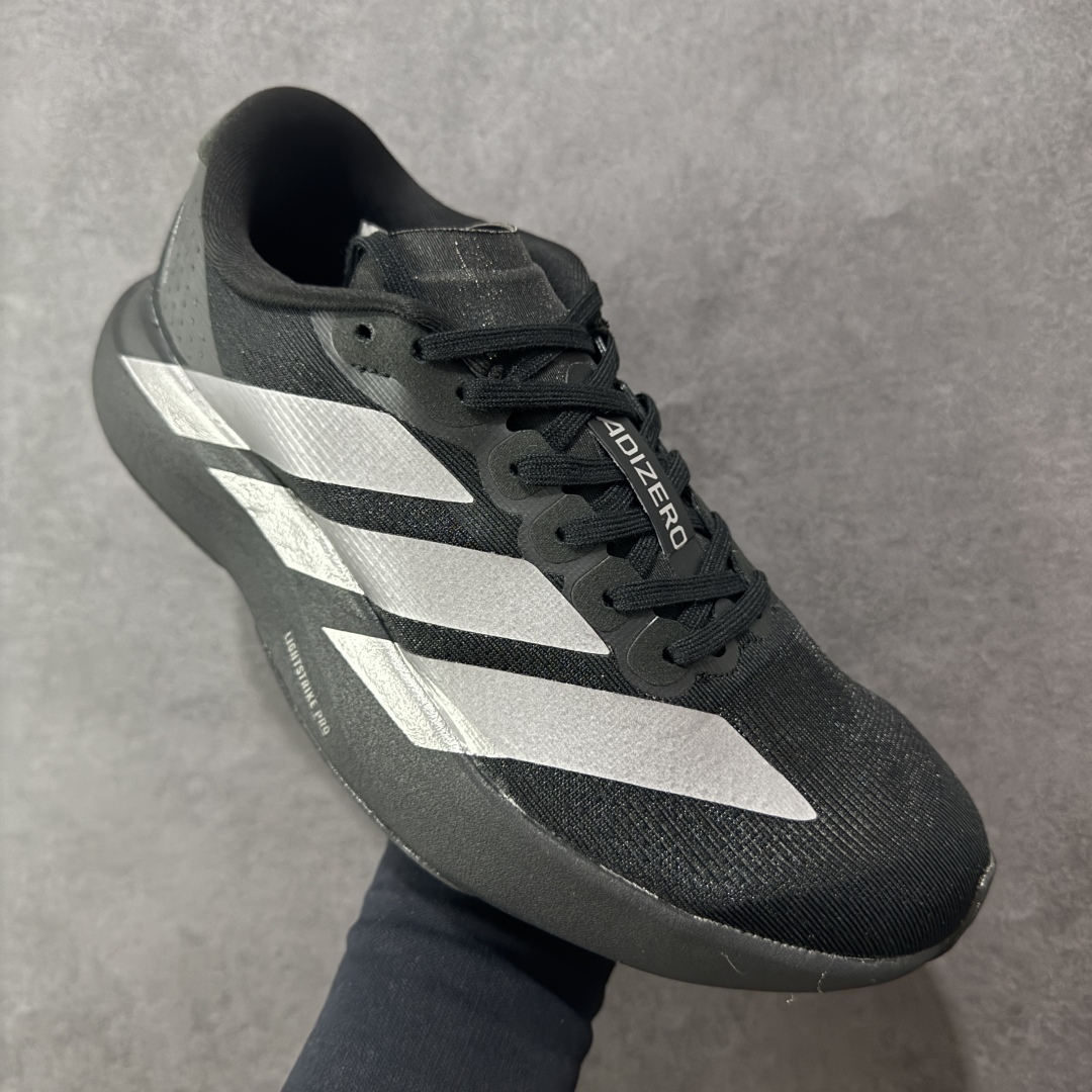图片[3]-【纯原版】AD Adizero Eva SL M 零度进化版系列低帮轻便透气竞速休闲运动慢跑鞋 JP7147 相信大家对去年 adidas 横空出世的「顶级超跑」adiZero Adios Pro EVO 1 记忆犹新！不仅登顶阿迪史上最轻跑鞋宝座，更在接下来的全球马拉松赛事中，持续书写着惊人成绩，被网友戏称新一代「阿迪神鞋」全网刷屏！极简设计语言与强烈速度感和存在感的鞋侧三线，让人过目不忘，特别种草！其中定位于中长跑训练的 adidas Adizero Evo SL，整体外观造型与 adiZero Adios Pro EVO 1 非常相似。中底配置方面搭载全掌 Lightstrike Pro，鞋面采用透气网面示人，契合日常训练鞋的定位，更加耐用。外底给到了马牌橡胶，及类似上代竞速旗舰 adidas Adizero Adios Pro 3 区域分布。整体看下来无论是外观的鲜明辨识度，还是配置的扎实程度都很顶。实拍调校N版已经零色差零失真 百分百还原实物色彩所见即所得 不存在货不对板色差等低级问题 选购参考实物拍摄 不混卖不参货 只用心做好货严格选品 尺码：36 36.5 37.5 38 38.5 39 40 40.5 41 42 42.5 43 44 44.5 45-选品中心