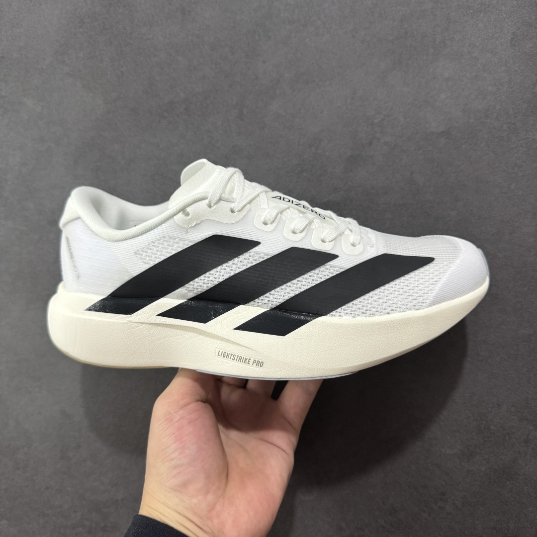 【纯原版】AD Adizero Eva SL M 零度进化版系列低帮轻便透气竞速休闲运动慢跑鞋 JH6206 相信大家对去年 adidas 横空出世的「顶级超跑」adiZero Adios Pro EVO 1 记忆犹新!不仅登顶阿迪史上最轻跑鞋宝座,更在接下来的全球马拉松赛事中,持续书写着惊人成绩,被网友戏称新一代「阿迪神鞋」全网刷屏!极简设计语言与强烈速度感和存在感的鞋侧三线,让人过目不忘,特别种草!其中定位于中长跑训练的 adidas Adizero Evo SL,整体外观造型与 adiZero Adios Pro EVO 1 非常相似。中底配置方面搭载全掌 Lightstrike Pro,鞋面采用透气网面示人,契合日常训练鞋的定位,更加耐用。外底给到了马牌橡胶,及类似上代竞速旗舰 adidas Adizero Adios Pro 3 区域分布。整体看下来无论是外观的鲜明辨识度,还是配置的扎实程度都很顶。实拍调校N版已经零色差零失真 百分百还原实物色彩所见即所得 不存在货不对板色差等低级问题 选购参考实物拍摄 不混卖不参货 只用心做好货严格选品 尺码:36 36.5 37.5 38 38.5 39 40 40.5 41 42 42.5 43 44 44.5 45-选品中心