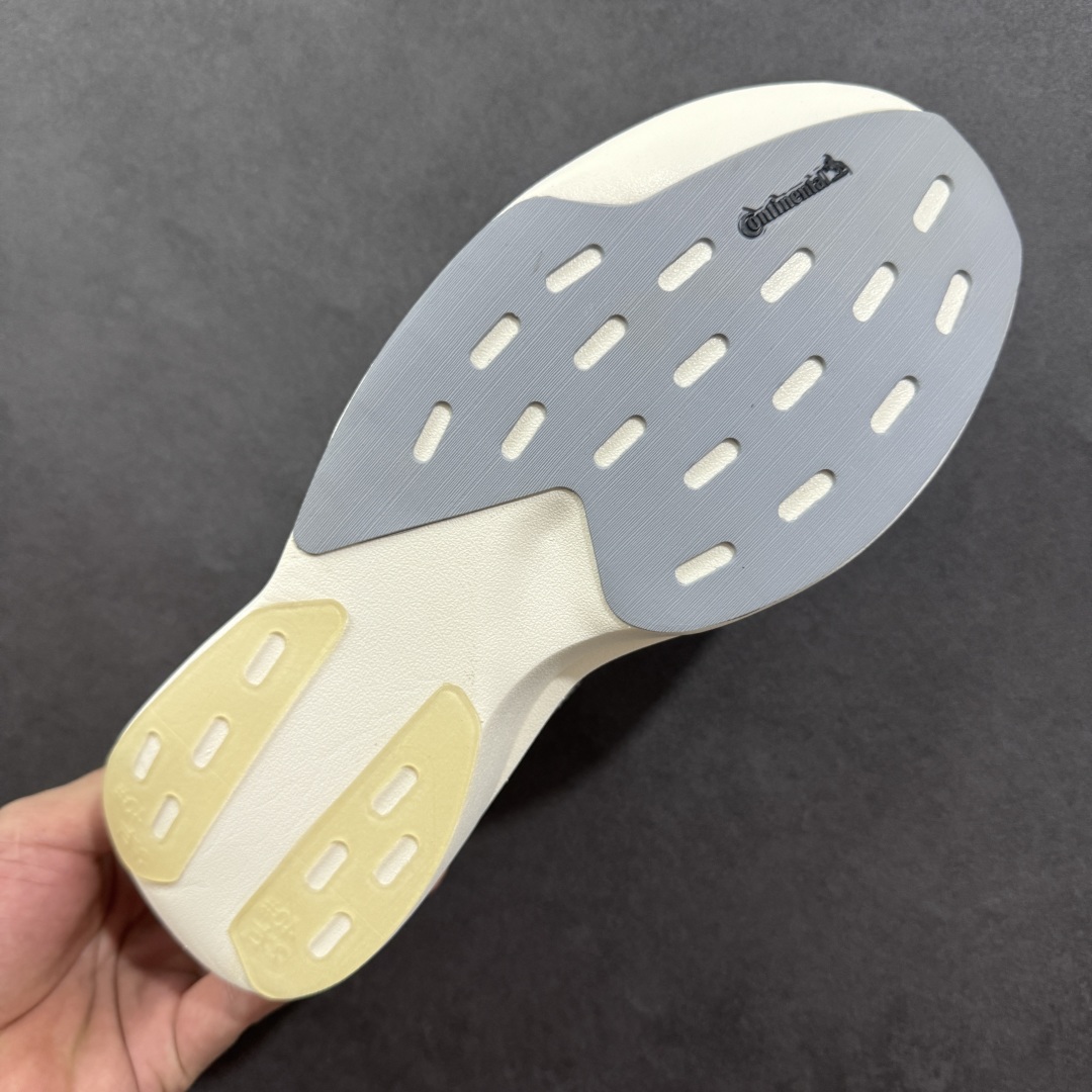 图片[9]-【纯原版】AD Adizero Eva SL M 零度进化版系列低帮轻便透气竞速休闲运动慢跑鞋 JH6206 相信大家对去年 adidas 横空出世的「顶级超跑」adiZero Adios Pro EVO 1 记忆犹新！不仅登顶阿迪史上最轻跑鞋宝座，更在接下来的全球马拉松赛事中，持续书写着惊人成绩，被网友戏称新一代「阿迪神鞋」全网刷屏！极简设计语言与强烈速度感和存在感的鞋侧三线，让人过目不忘，特别种草！其中定位于中长跑训练的 adidas Adizero Evo SL，整体外观造型与 adiZero Adios Pro EVO 1 非常相似。中底配置方面搭载全掌 Lightstrike Pro，鞋面采用透气网面示人，契合日常训练鞋的定位，更加耐用。外底给到了马牌橡胶，及类似上代竞速旗舰 adidas Adizero Adios Pro 3 区域分布。整体看下来无论是外观的鲜明辨识度，还是配置的扎实程度都很顶。实拍调校N版已经零色差零失真 百分百还原实物色彩所见即所得 不存在货不对板色差等低级问题 选购参考实物拍摄 不混卖不参货 只用心做好货严格选品 尺码：36 36.5 37.5 38 38.5 39 40 40.5 41 42 42.5 43 44 44.5 45-选品中心