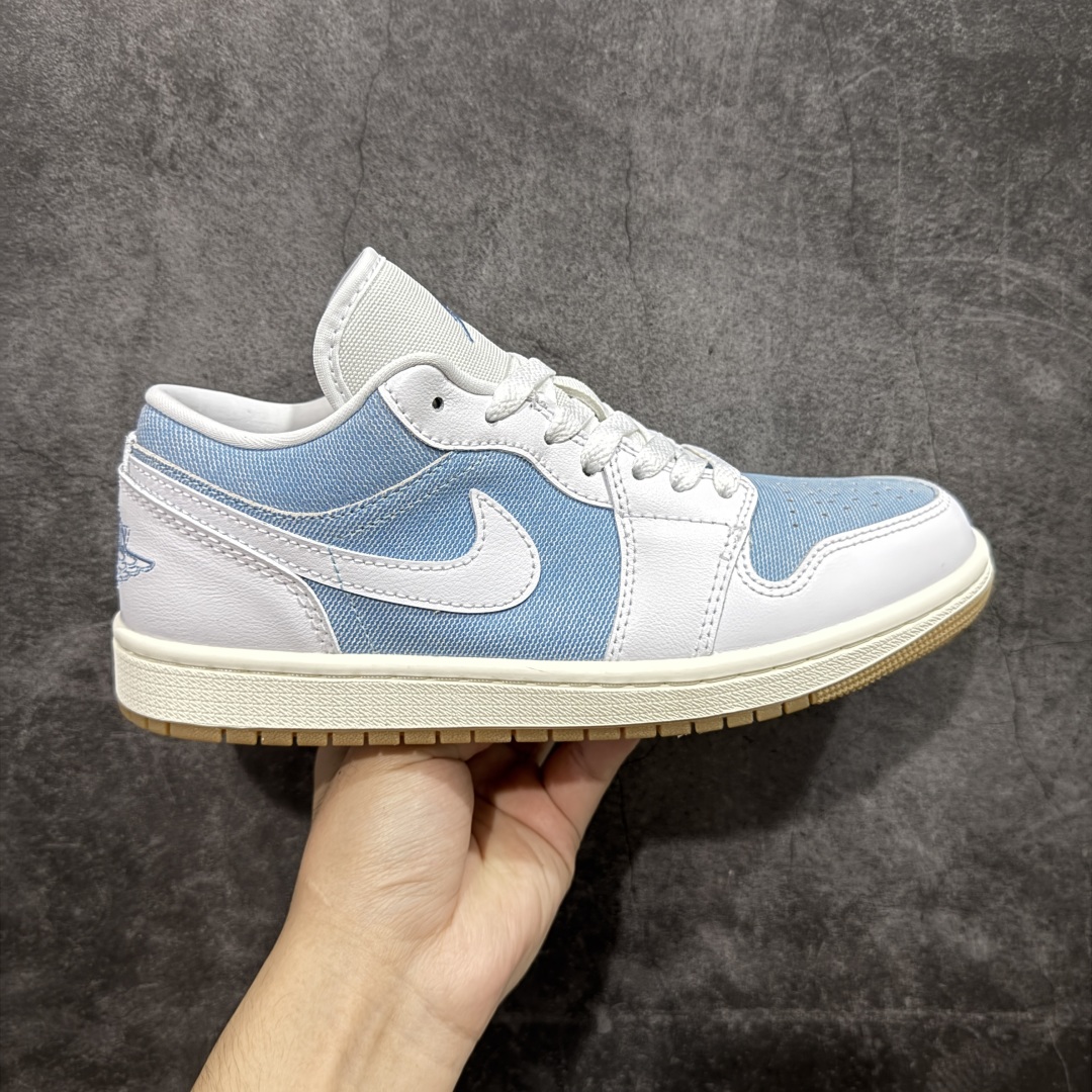 【DT纯原】Air Jordan Low AJ1 乔1白蓝牛仔 低帮文化休闲运动板鞋 HQ2004-400  市面中低帮最具代表性版本没有之一 口碑大厂出品 品控大底版型不断改良更新 全套原纸板楦头开发 确保原汁原味 完美呈现版型 完美零毛边处理 原厂内置全掌气垫 价格定位良心 平台专用代工流水线出品 一眼公司既视感 拿到手的一瞬间就与众不同 碾压市面所有版本 全部原鞋开发 每一个配色都会采购原鞋确认细节 打破市面看图做货无好货之说 尺码：40 40.5 41 42 42.5 43 44 44.5 45 46-选品中心